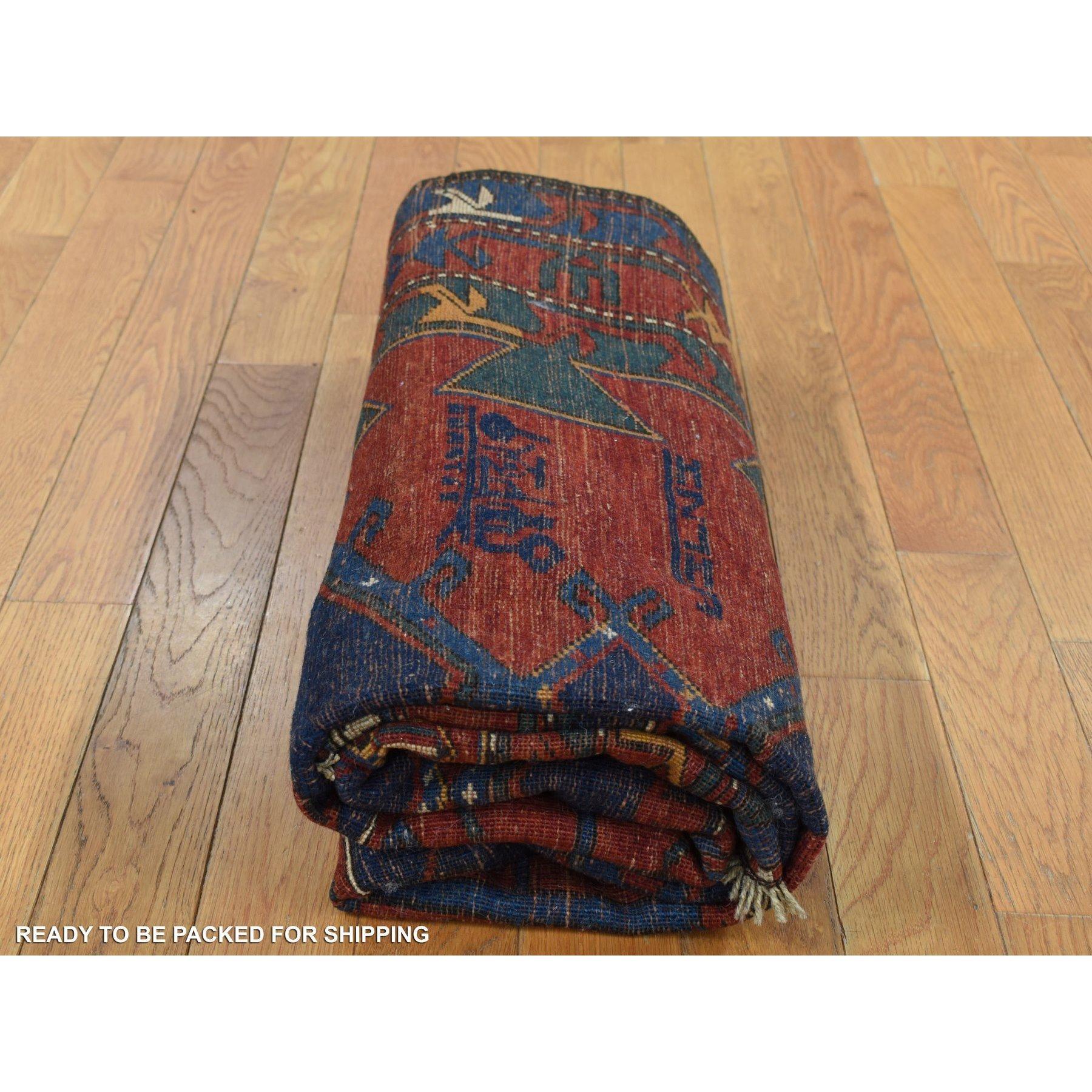 Roter antiker kaukasischer, armenischer, handgeknüpfter, sauberer, signierter und datierter Teppich aus reiner Wolle (Frühes 20. Jahrhundert) im Angebot