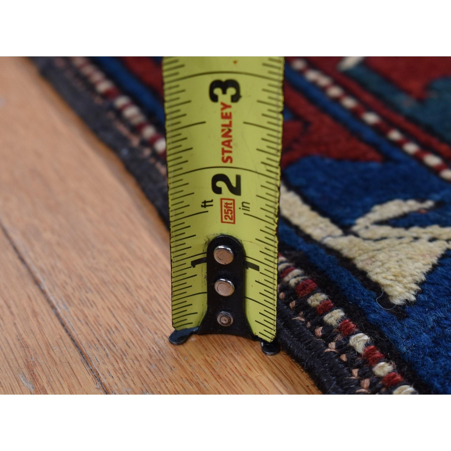 Roter antiker kaukasischer, armenischer, handgeknüpfter, sauberer, signierter und datierter Teppich aus reiner Wolle im Angebot 1