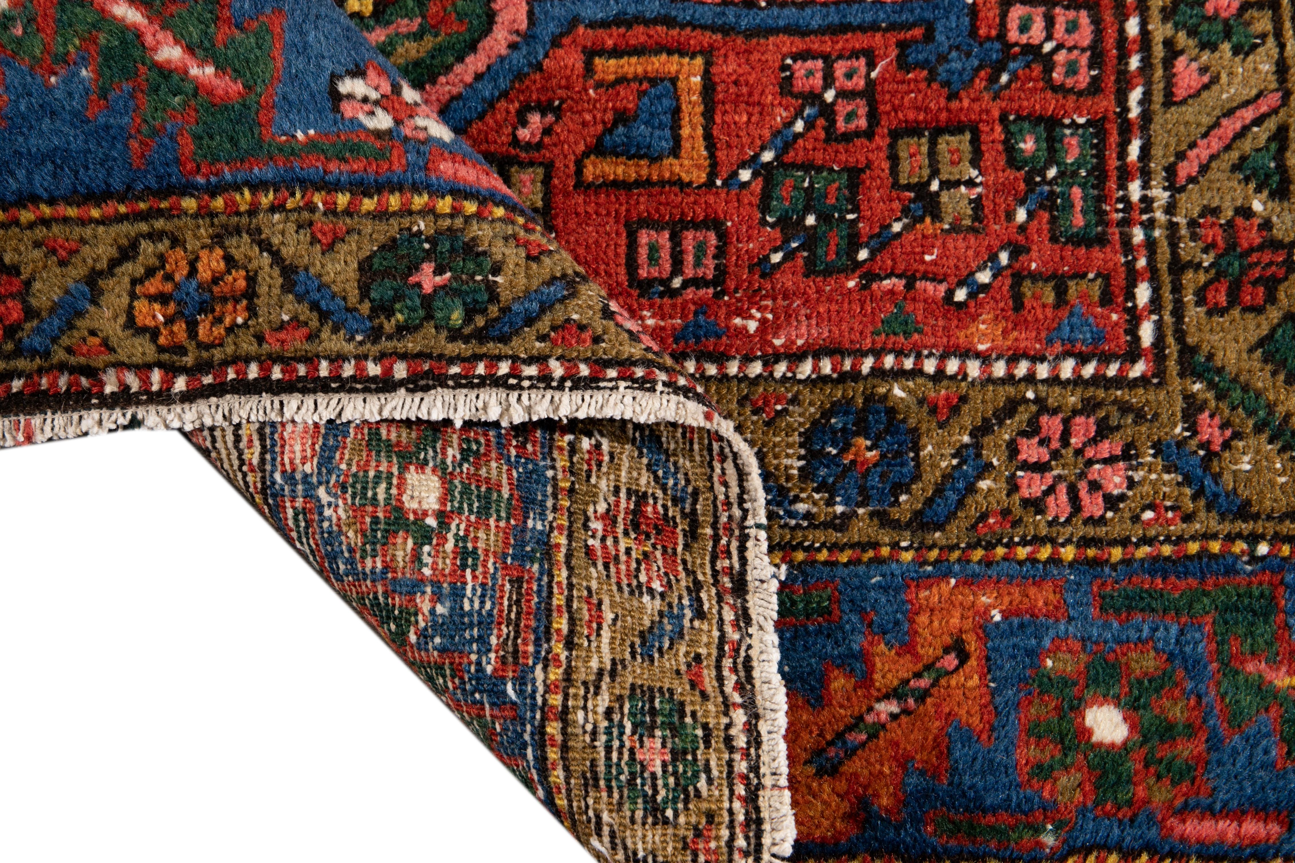 Bellissimo runner antico in lana Heriz annodato a mano con campo rosso e blu. Questo runner Heriz presenta accenti di colore marrone e rosa in uno splendido disegno geometrico a medaglioni floreali distressed all-over.

Questo tappeto misura: 3'7