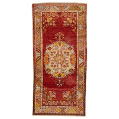 Roter antiker handgefertigter Khotan-Wollteppich mit Medaillon-Motiv