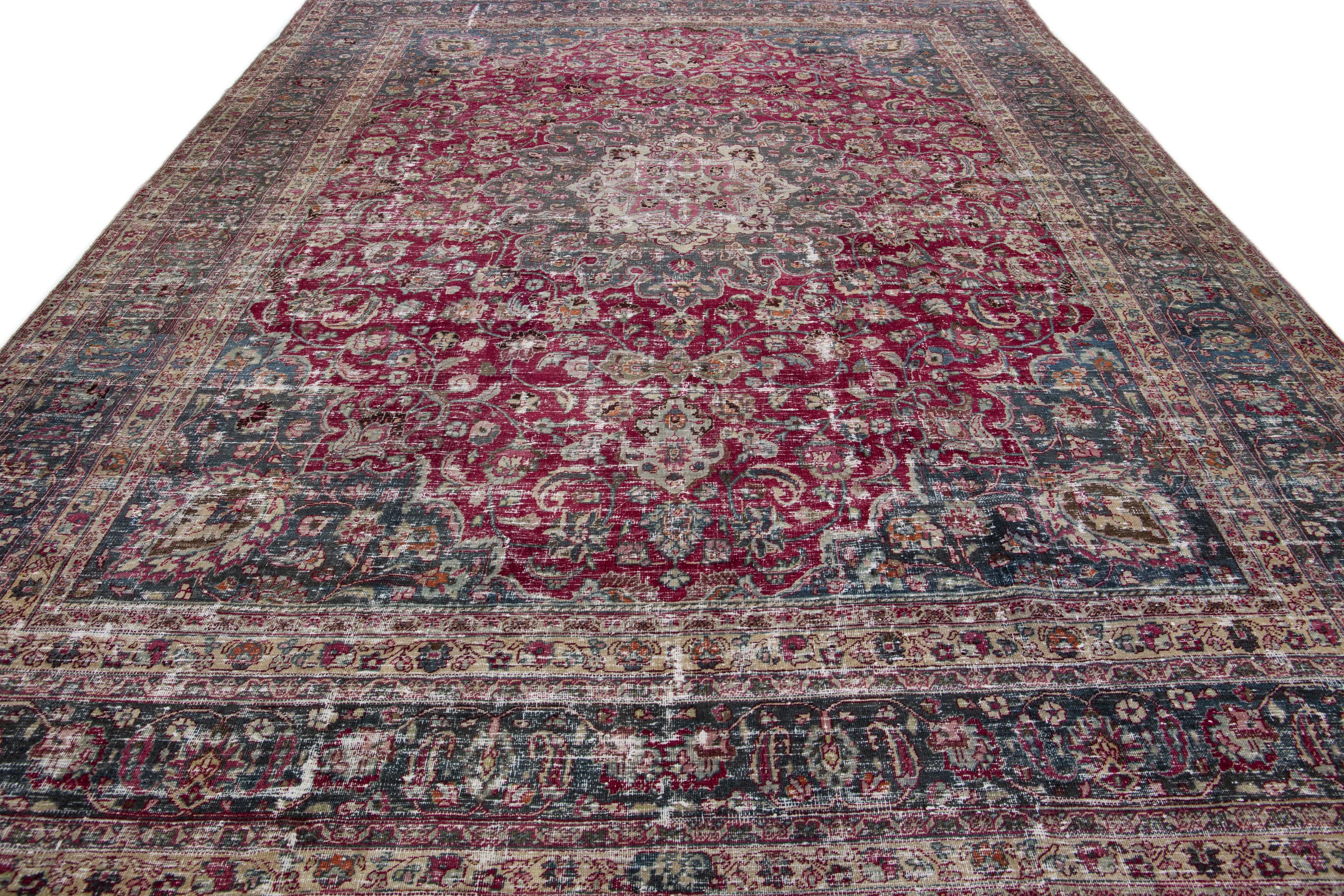 Islamique Tapis rouge en laine persane Mashad ancien fait à la main avec motif de rosettes en vente
