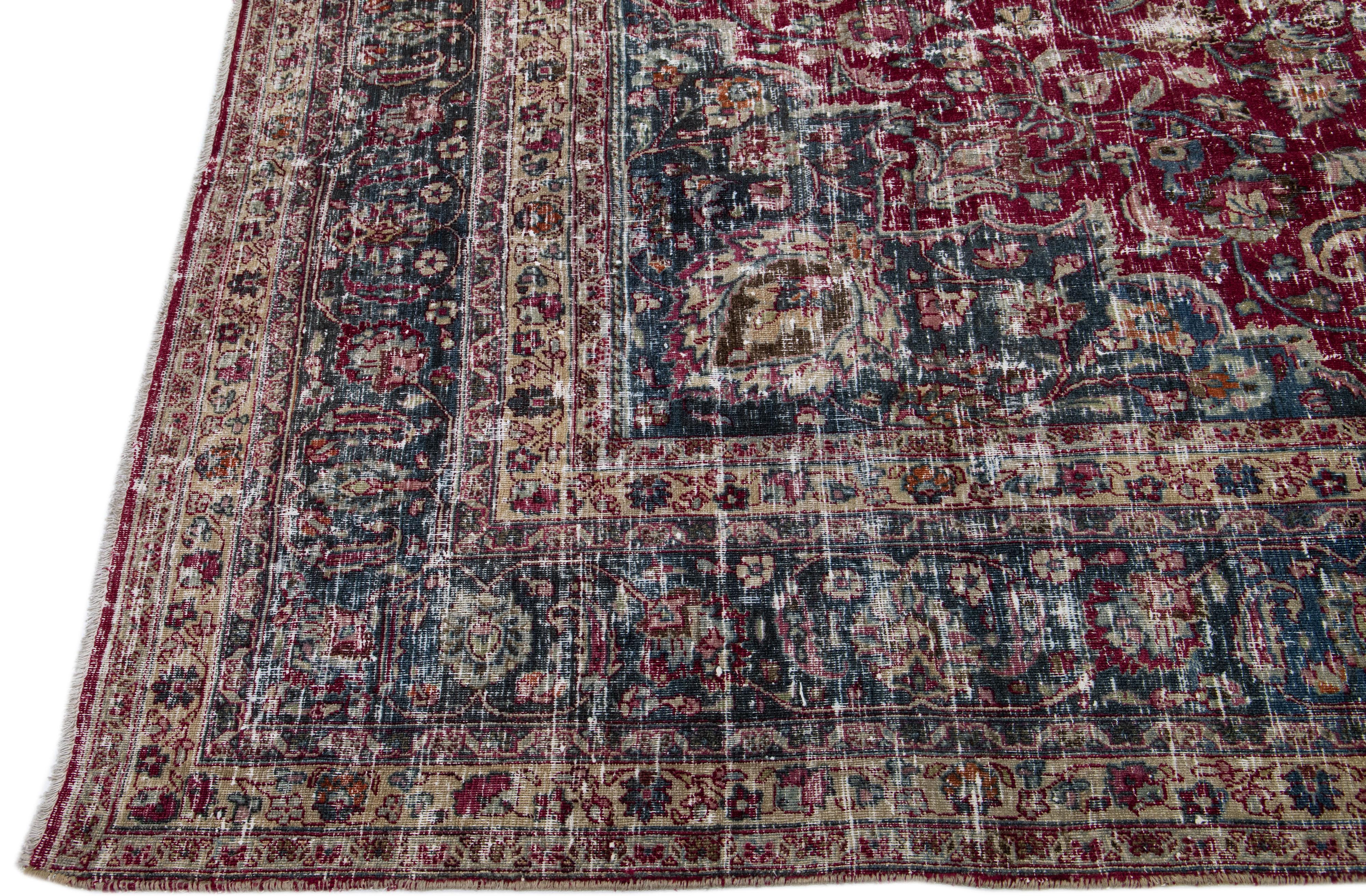 Perse Tapis rouge en laine persane Mashad ancien fait à la main avec motif de rosettes en vente