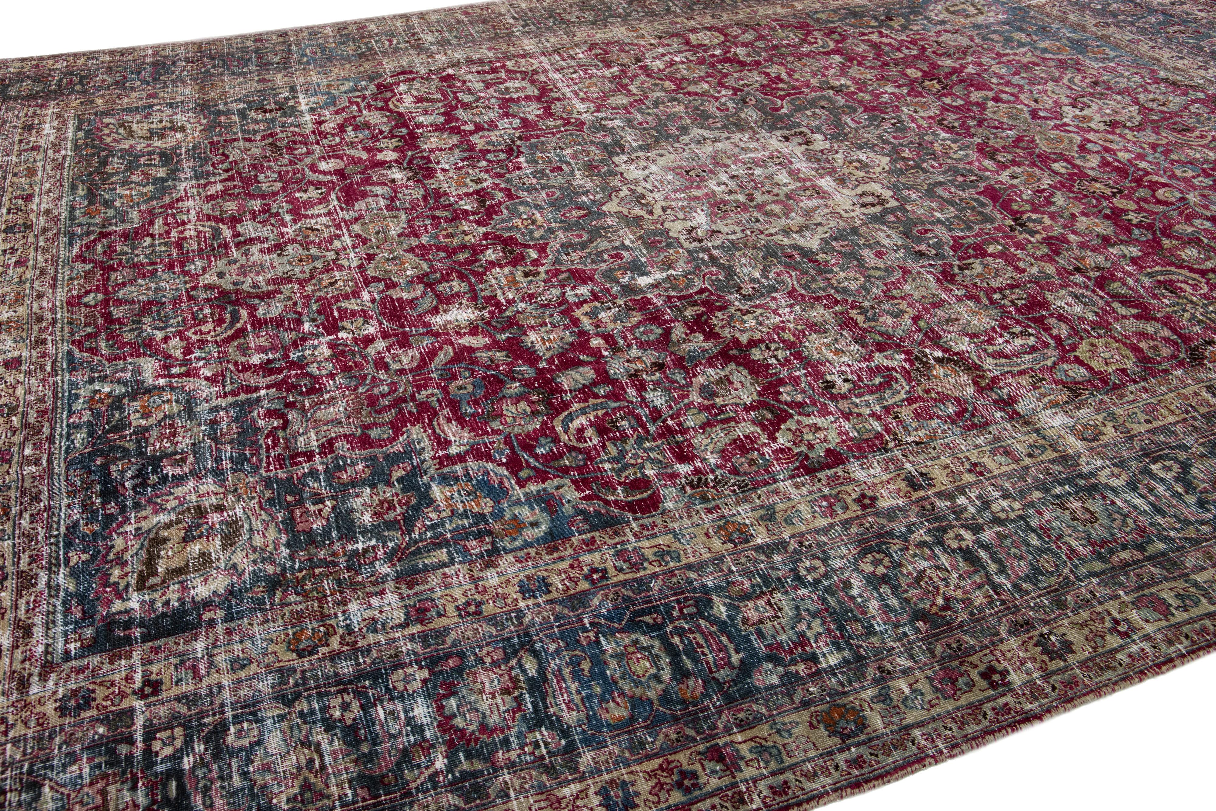 Tapis rouge en laine persane Mashad ancien fait à la main avec motif de rosettes Abîmé - En vente à Norwalk, CT