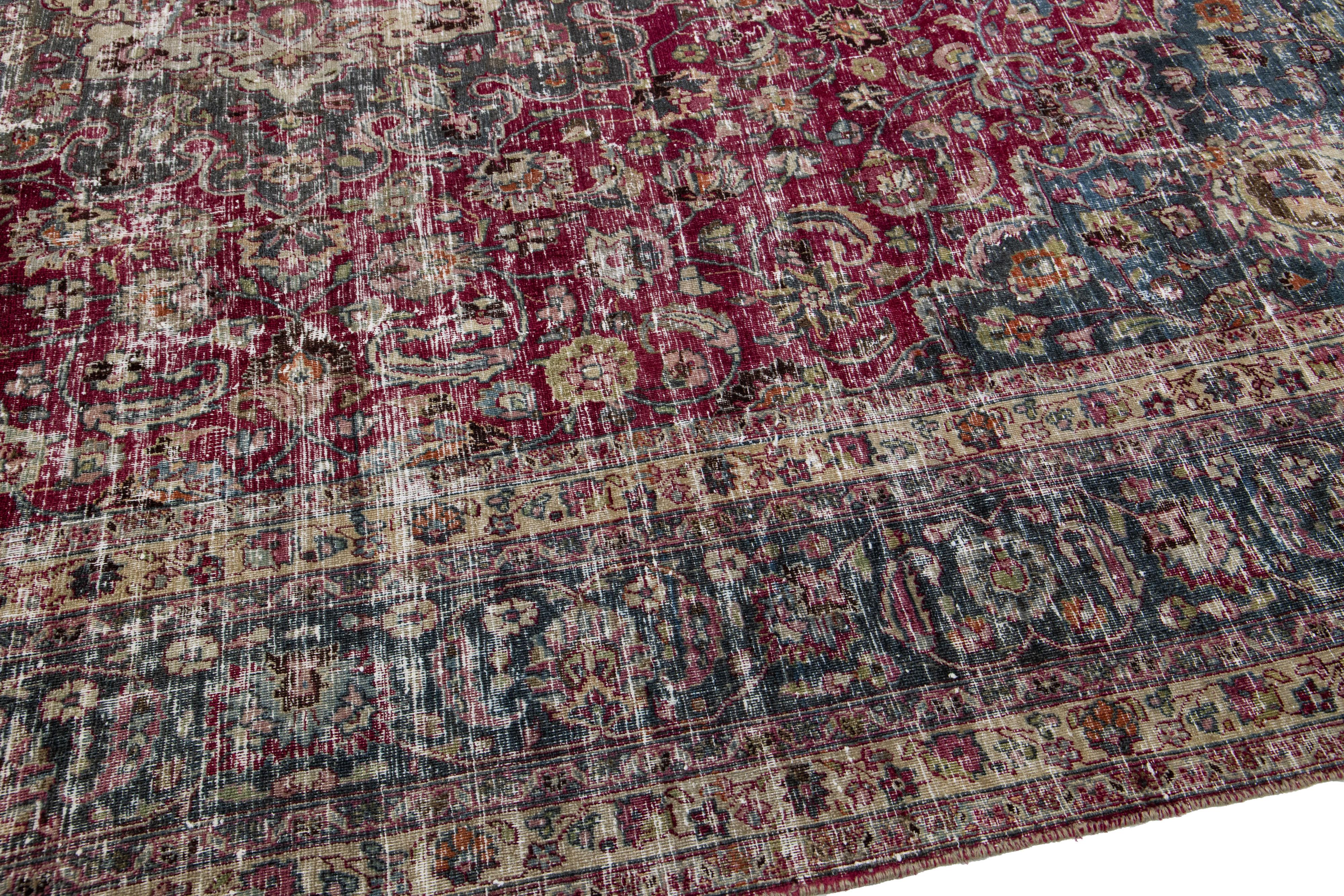 20ième siècle Tapis rouge en laine persane Mashad ancien fait à la main avec motif de rosettes en vente