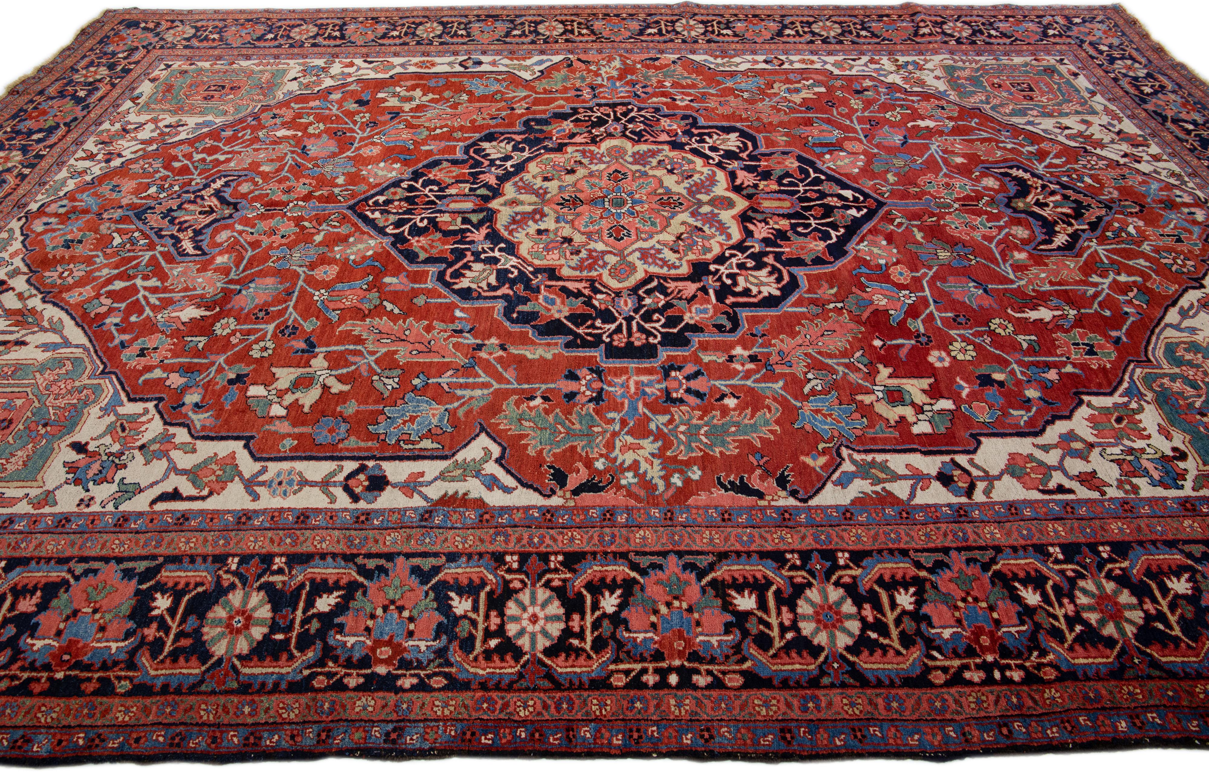 Roter antiker Heriz handgefertigter persischer Wollteppich in Zimmergröße mit Medaillon-Motiv, rot (Handgeknüpft) im Angebot