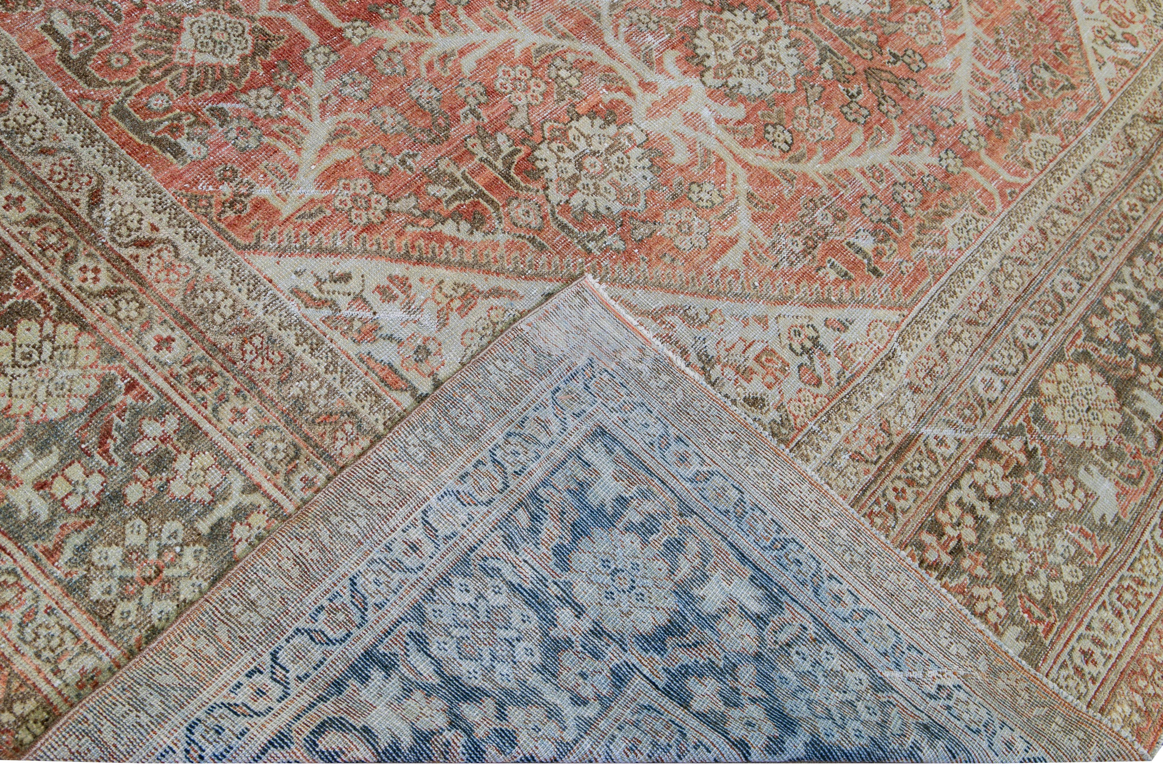 Magnifique tapis ancien en laine mahal noué à la main avec le champ rouge. Ce tapis persan est doté d'un cadre marron et blanc et présente un motif traditionnel de médaillon central. 

Ce tapis mesure 10'3