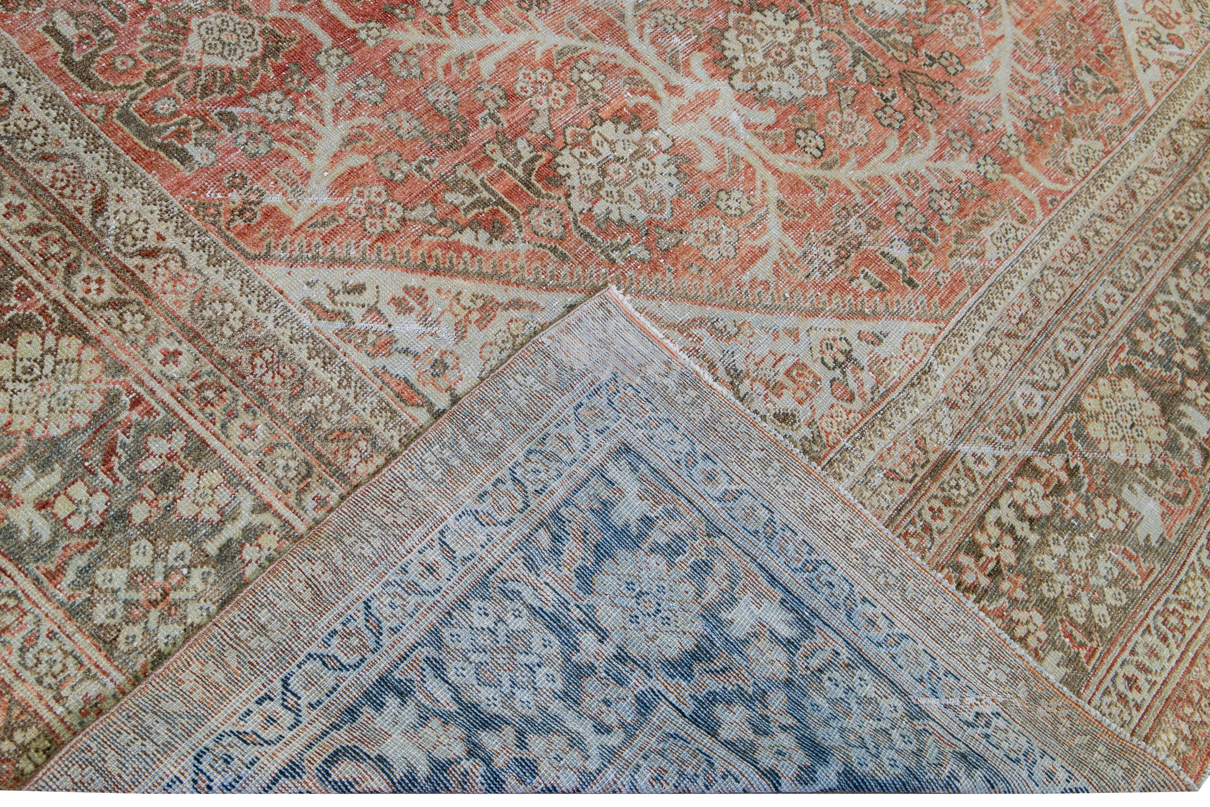 Preciosa alfombra antigua de lana mahal anudada a mano con el campo rojo. Esta alfombra persa tiene un marco marrón y blanco con un diseño tradicional de medallón central. 

Esta alfombra mide 10'3