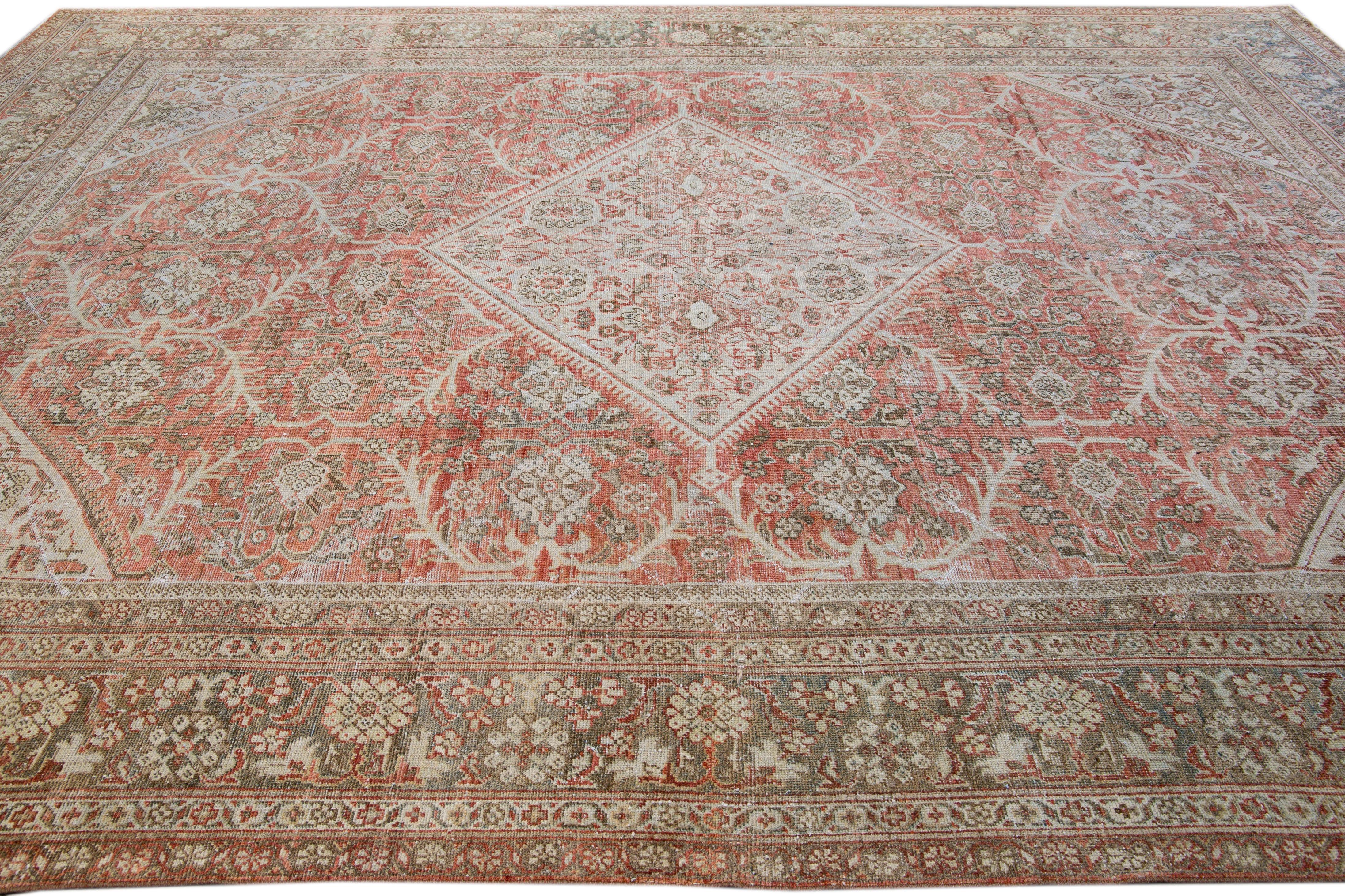 Alfombra de lana roja con diseño de medallón hecho a mano Antique Mahal siglo XX en venta