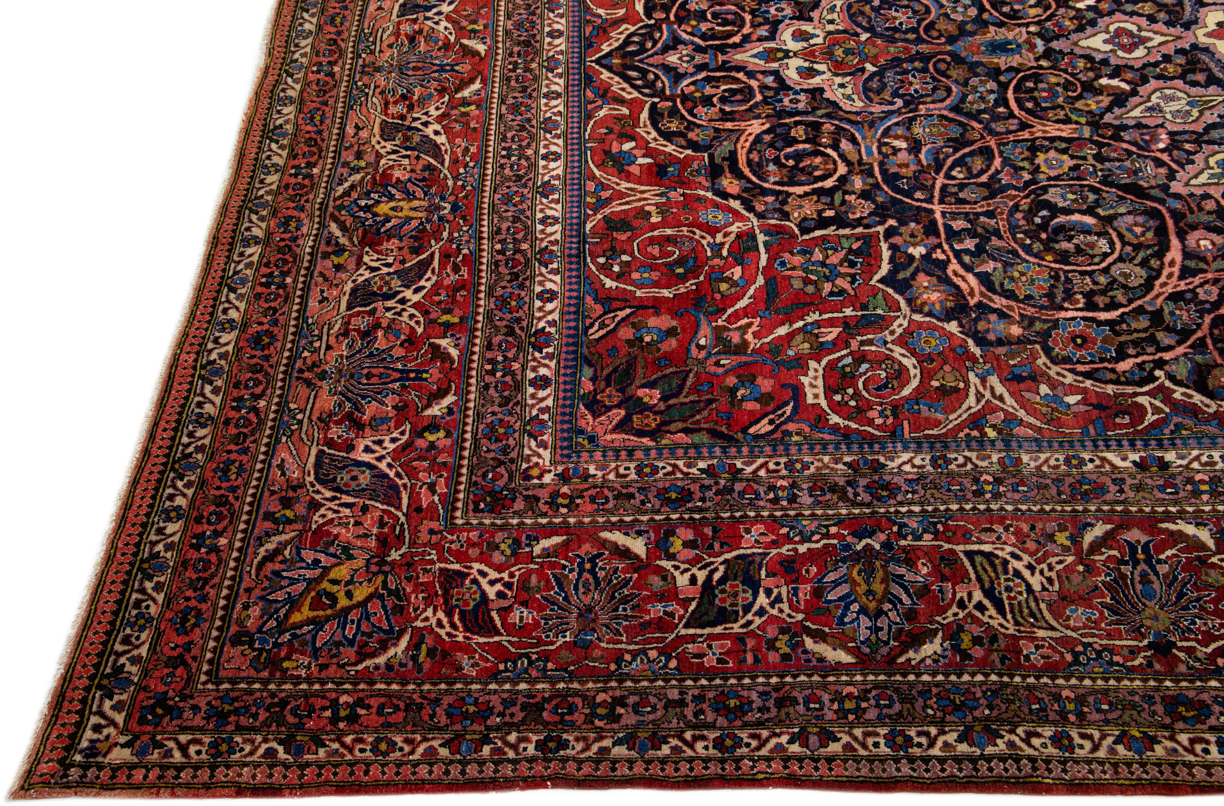 Perse Tapis Bakhtiari persan ancien surdimensionné fait à la main, rouge avec motif de rosettes en vente