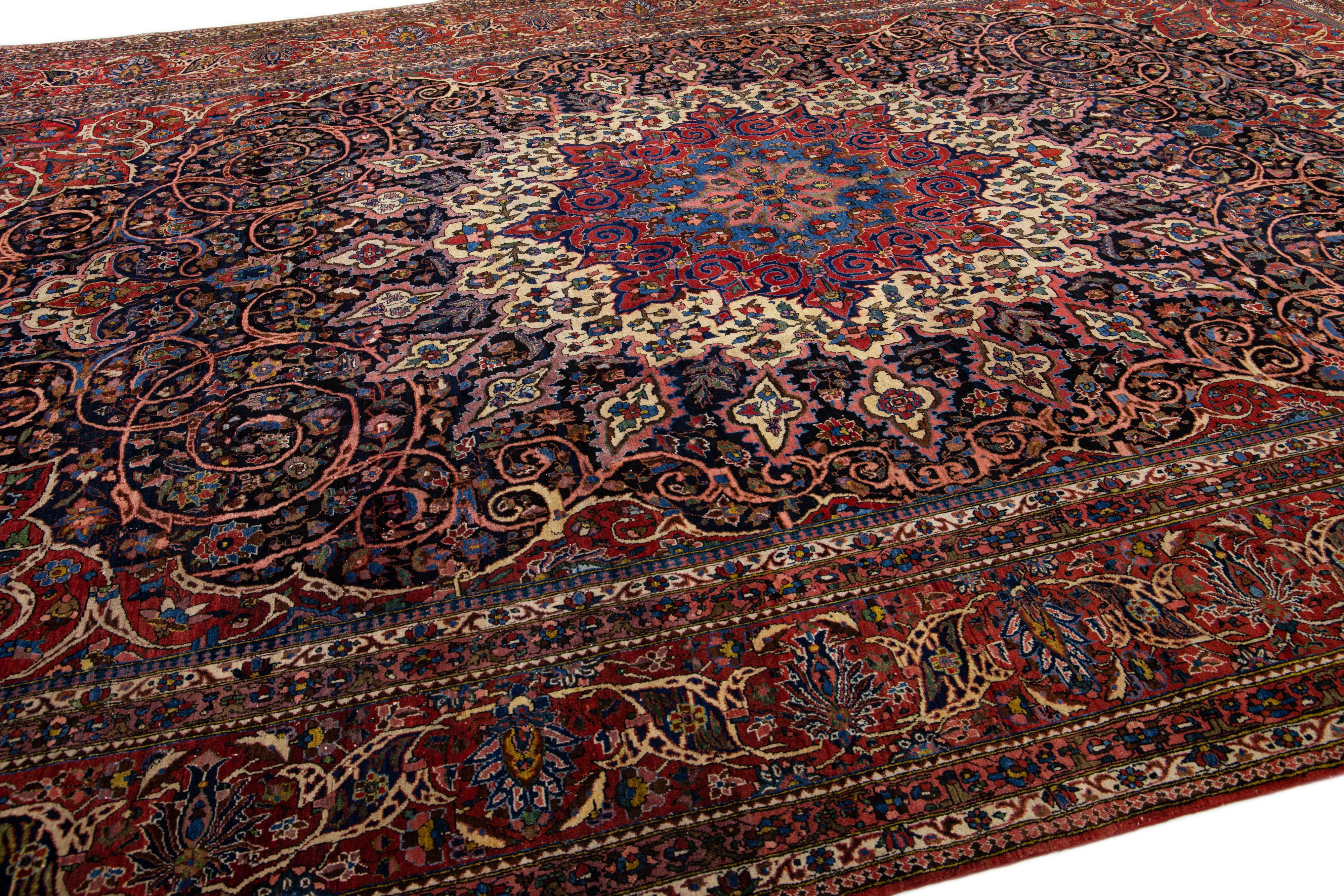 Tapis Bakhtiari persan ancien surdimensionné fait à la main, rouge avec motif de rosettes Bon état - En vente à Norwalk, CT