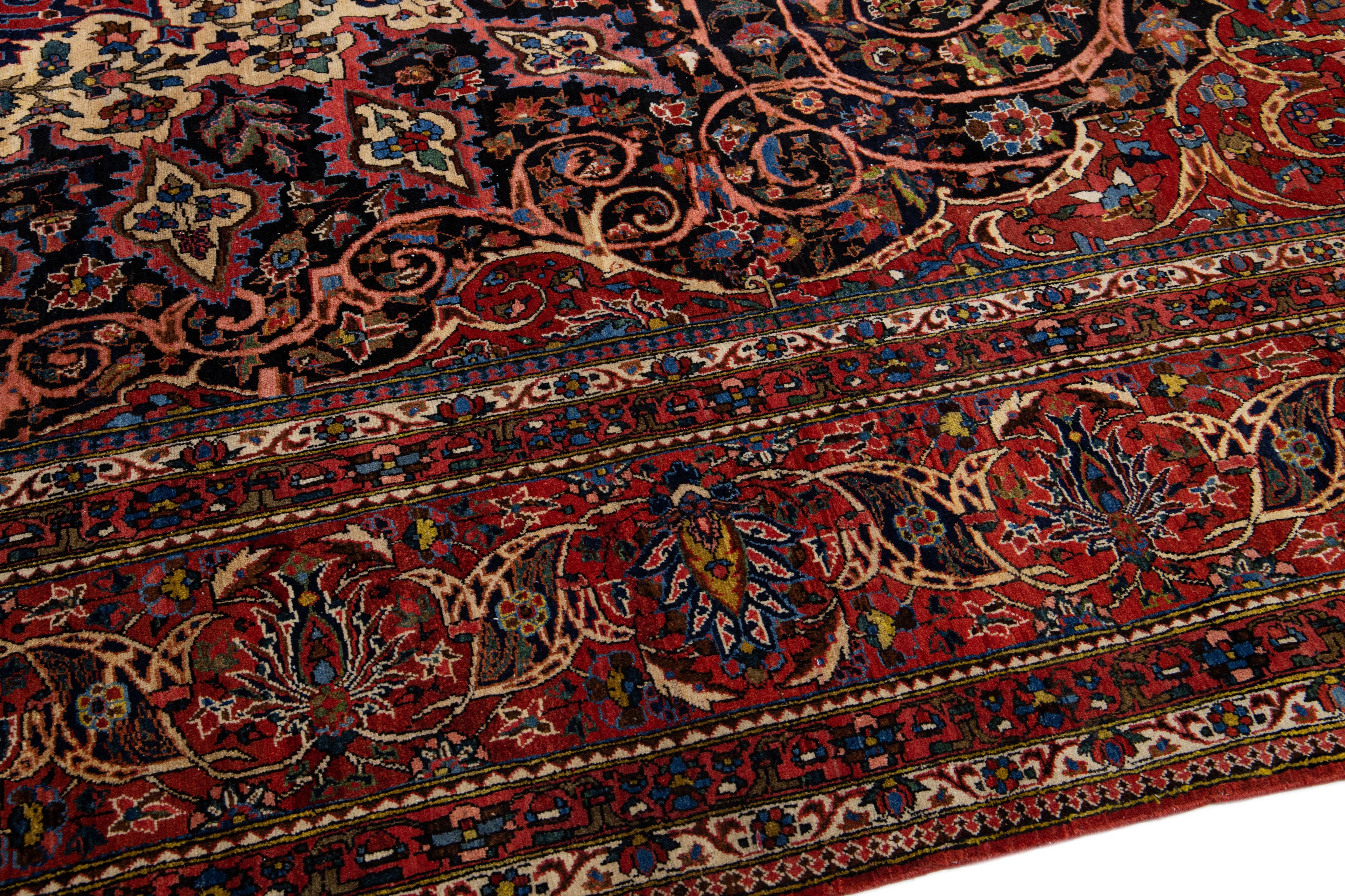 20ième siècle Tapis Bakhtiari persan ancien surdimensionné fait à la main, rouge avec motif de rosettes en vente