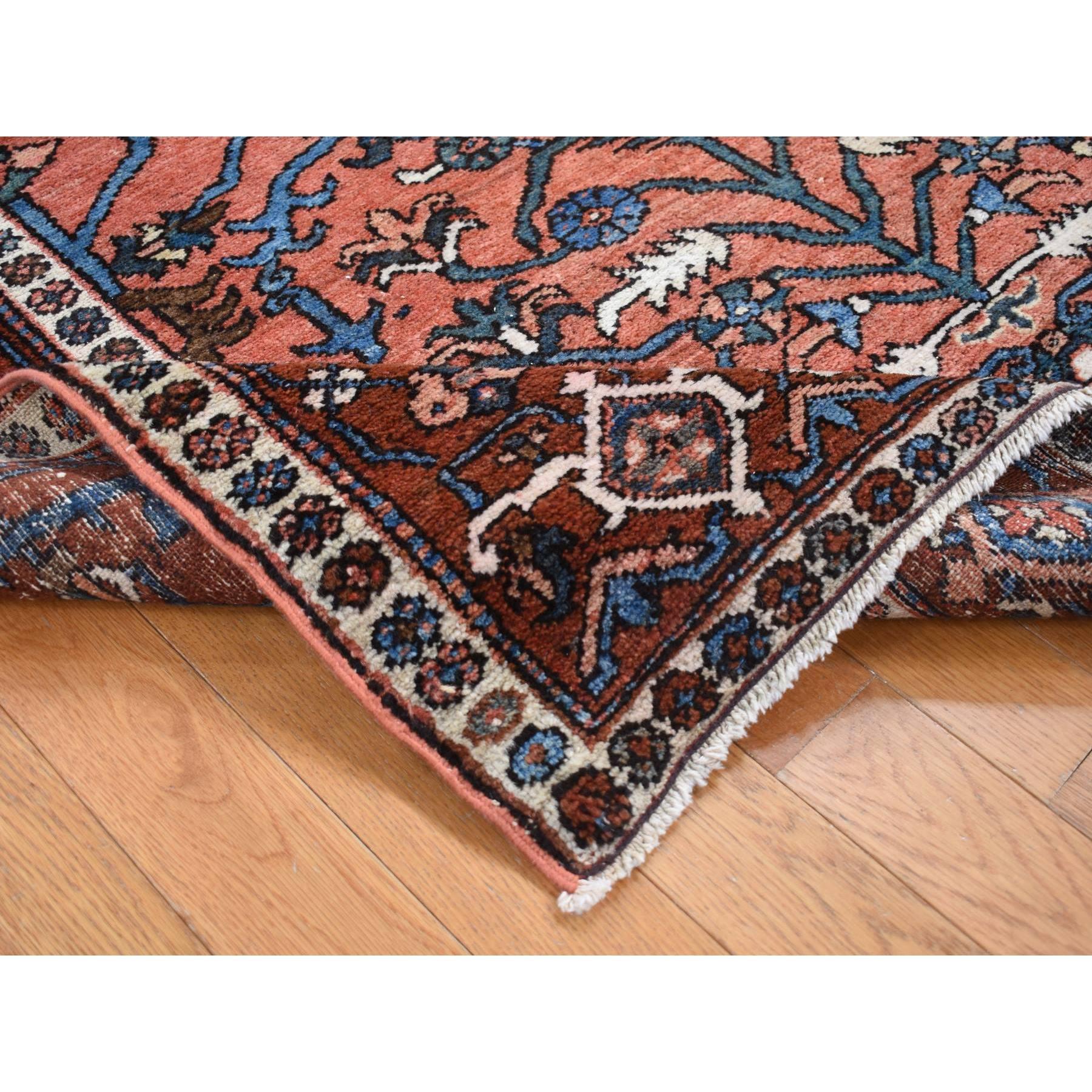 Heriz Serapi Tapis persan ancien Heriz rouge noué à la main en pure laine en excellent état en vente