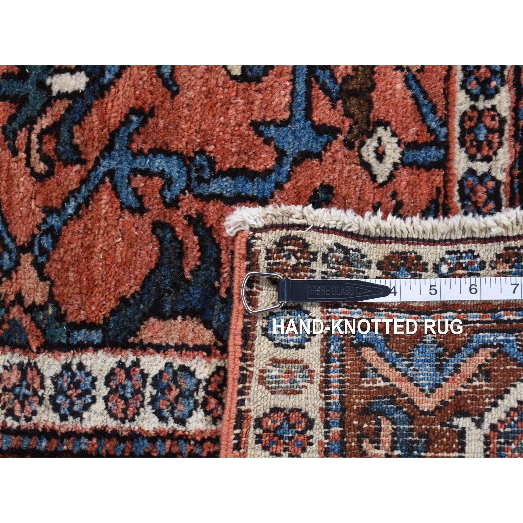Laine Tapis persan ancien Heriz rouge noué à la main en pure laine en excellent état en vente
