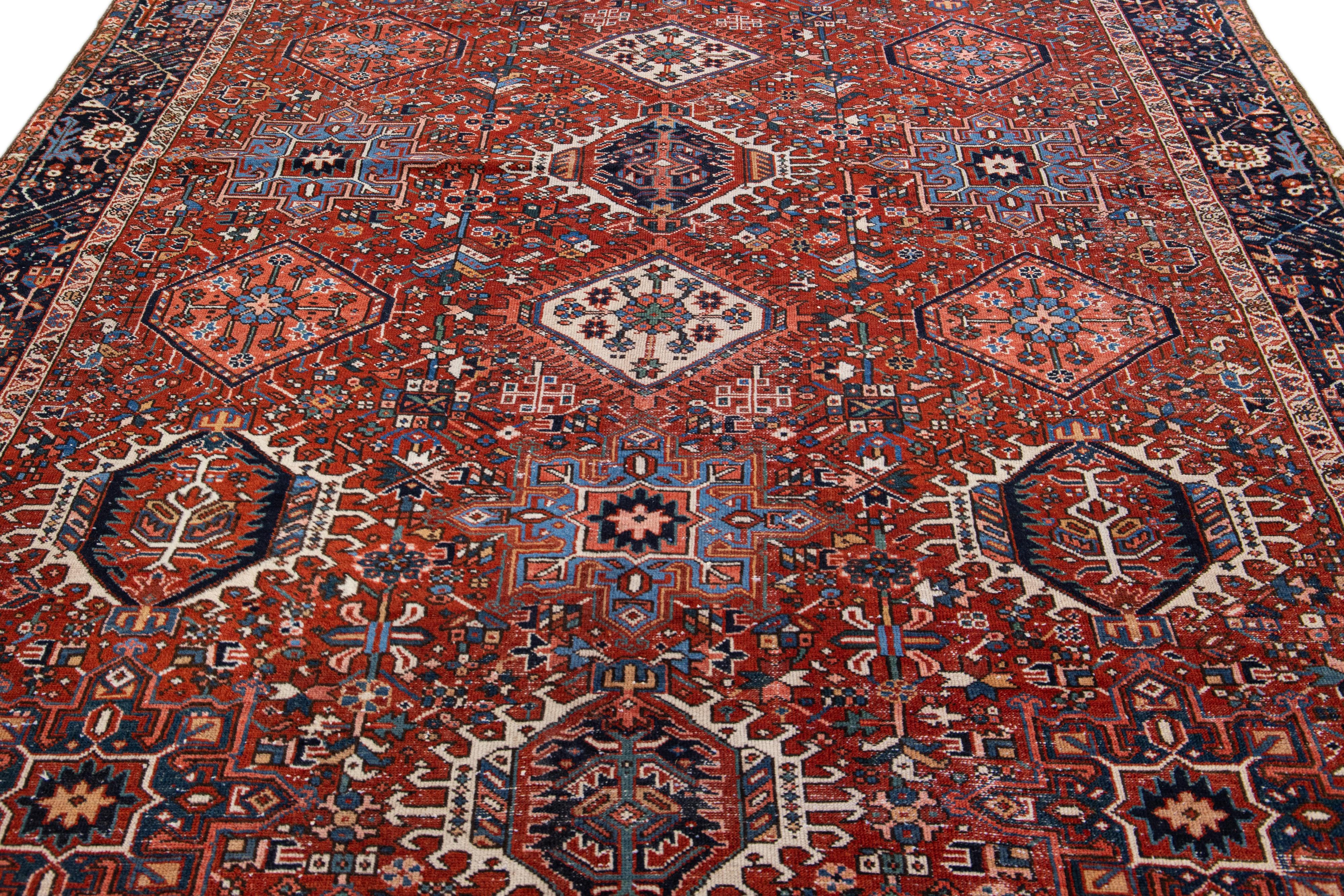 Roter antiker persischer Heriz Handgefertigter Allover-Teppich aus geometrischer Wolle (Heriz Serapi) im Angebot