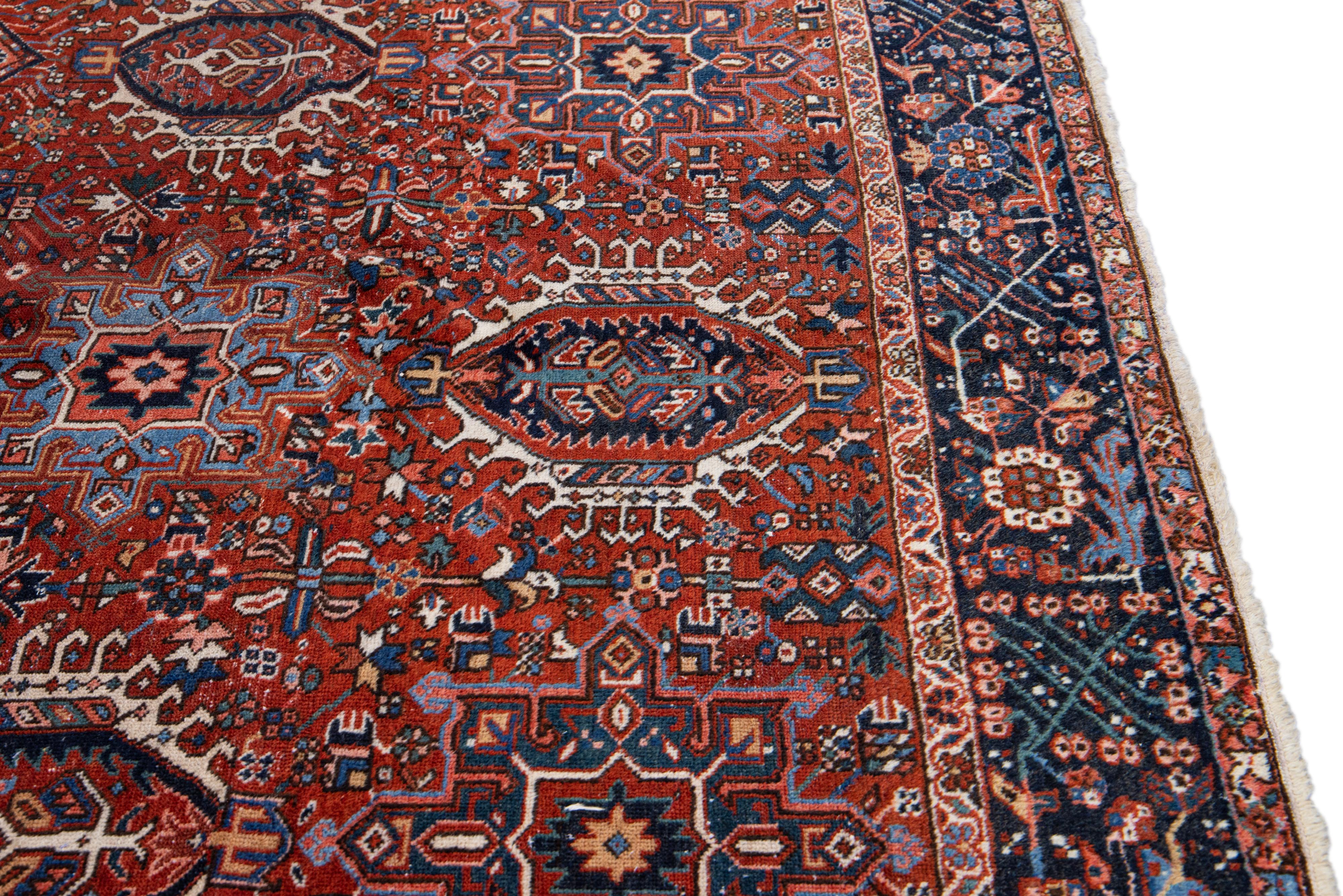 Roter antiker persischer Heriz Handgefertigter Allover-Teppich aus geometrischer Wolle (20. Jahrhundert) im Angebot
