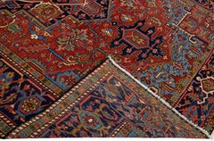 Roter antiker persischer Heriz handgefertigter Wollteppich mit Medaillonmuster, rot