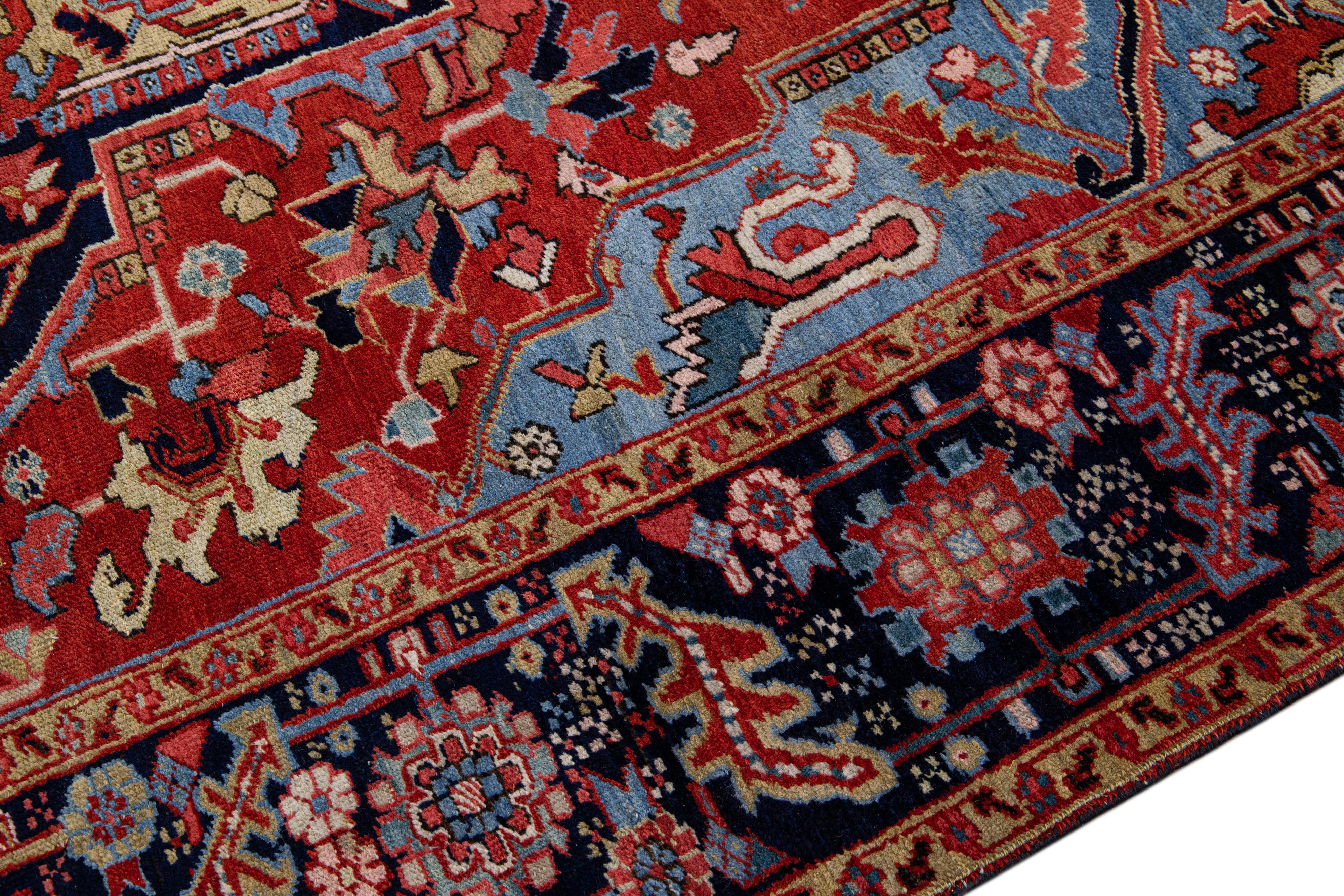 Alfombra Persa Antigua Heriz Roja de Lana Hecha a Mano con Diseño de Medallón en Bueno estado para la venta en Norwalk, CT
