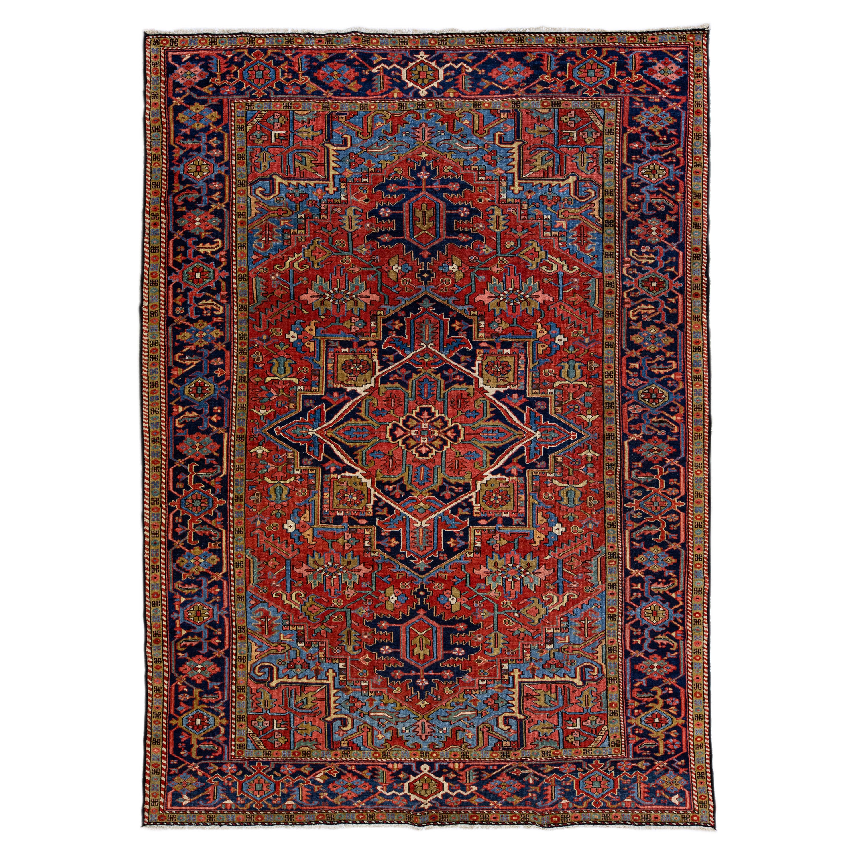 Tapis persan ancien Heriz rouge en laine fait à la main avec motif de médaillon