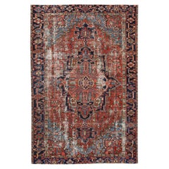 Tapis persan ancien Heriz rouge en laine fait à la main avec motif de médaillon
