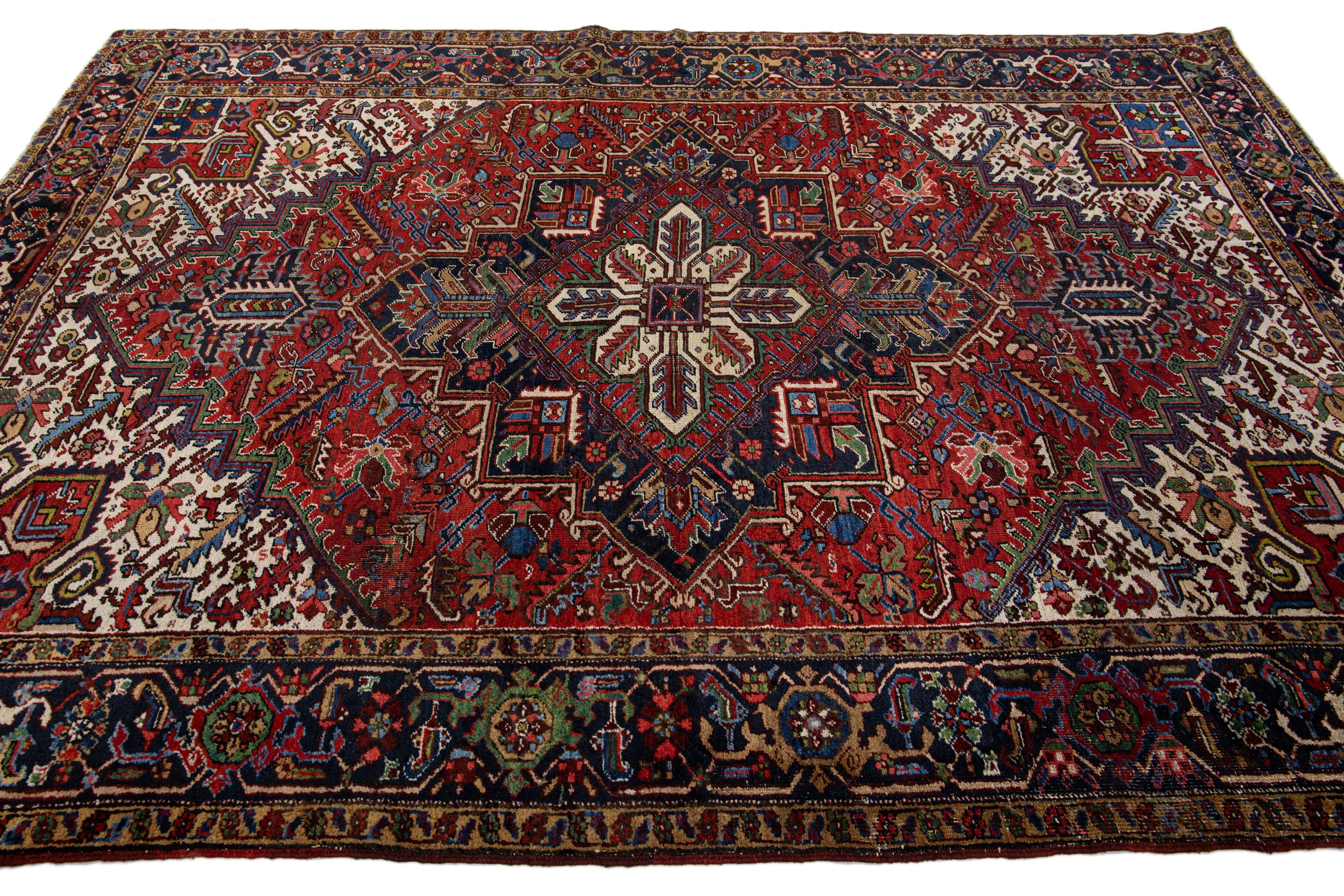 Noué à la main Tapis persan ancien Heriz fait à la main avec motif de médaillon rouge en vente