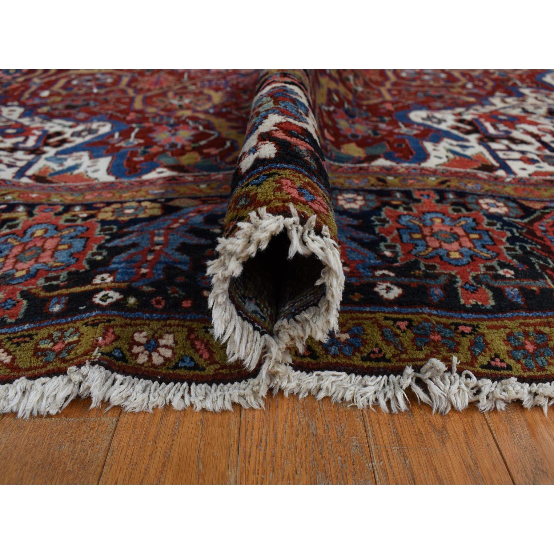 Roter antiker persischer Heriz-Teppich aus weicher getragener Wolle, handgeknüpft, 8'3