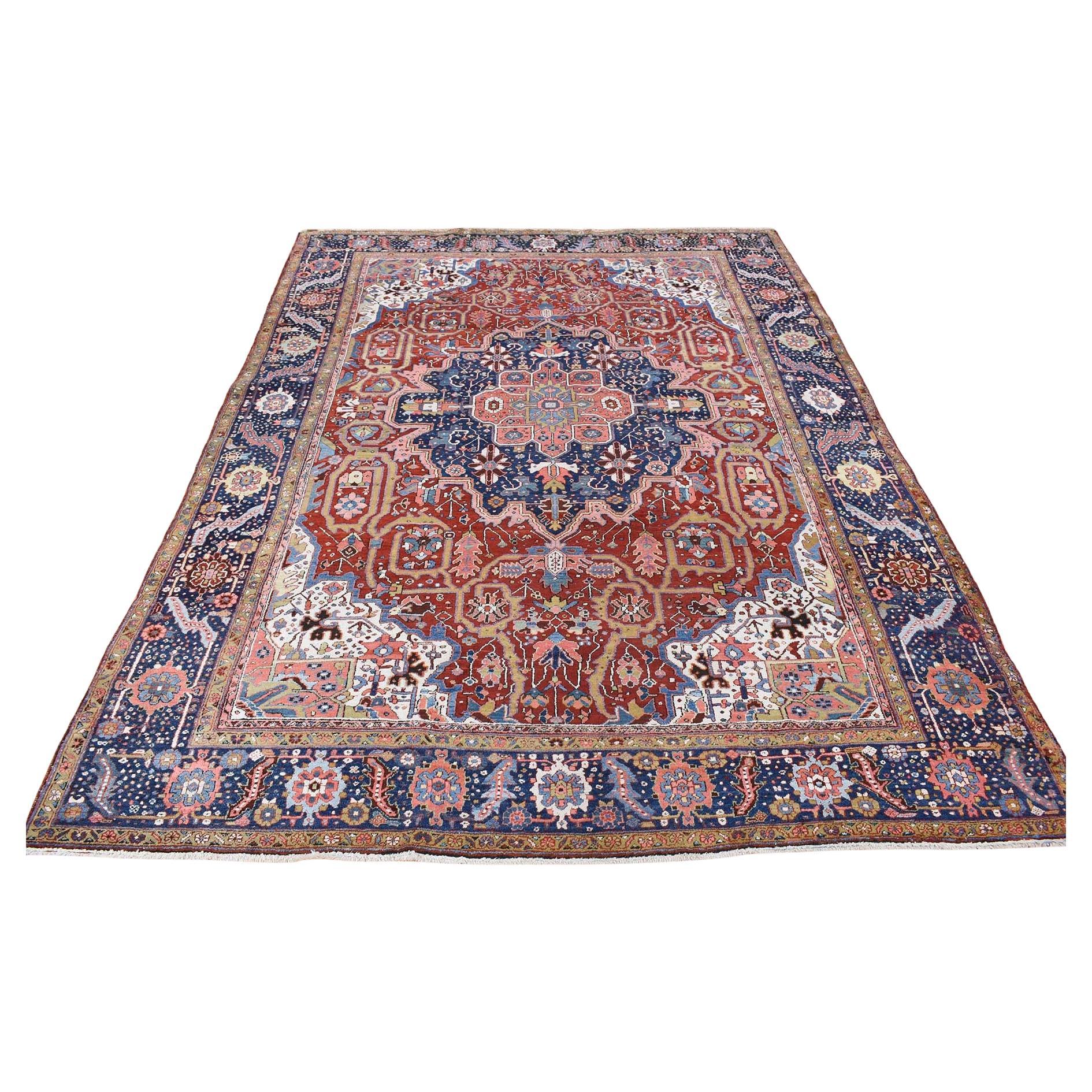 Roter antiker persischer Heriz-Teppich aus weicher getragener Wolle, handgeknüpft, 8'3"x11'9" im Angebot