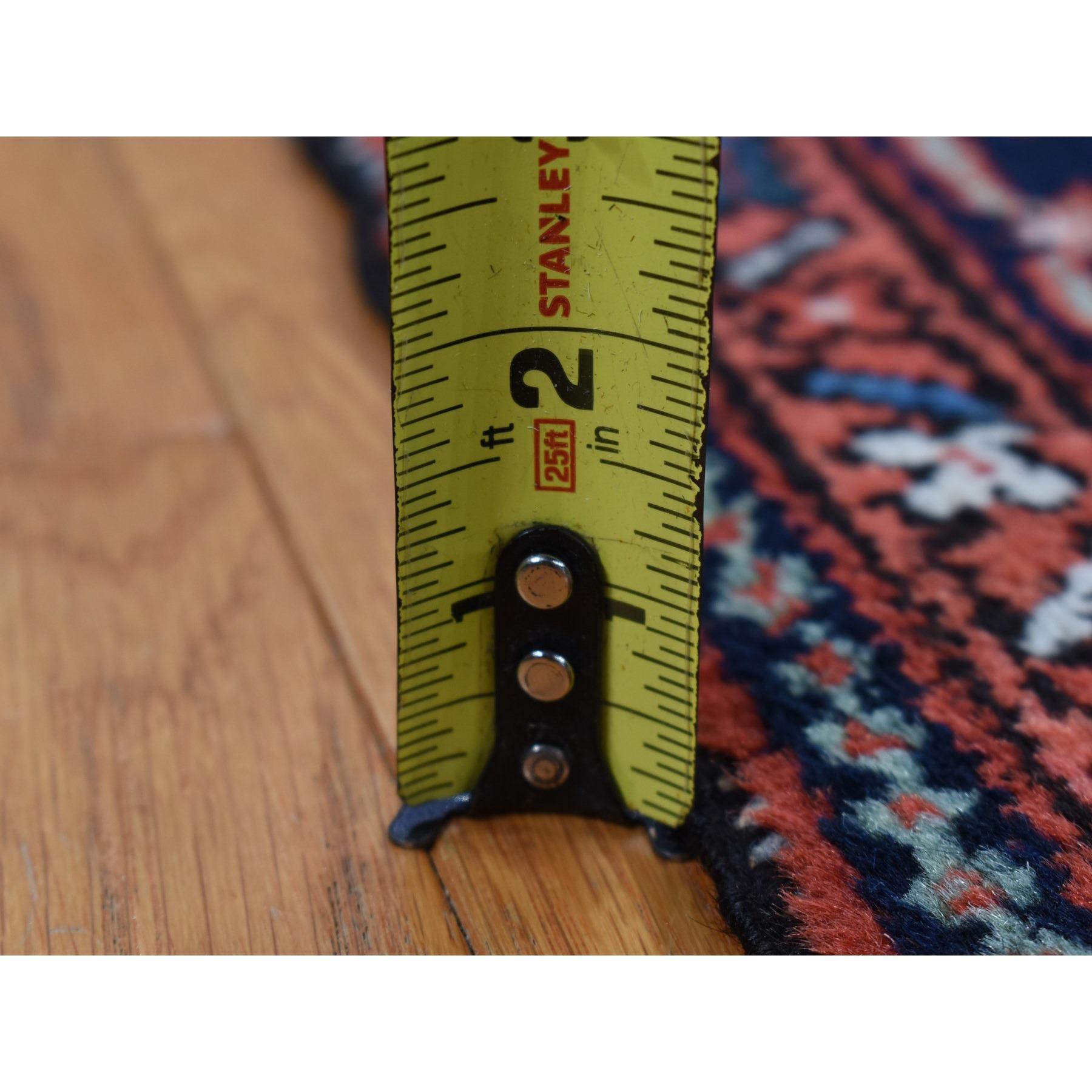 Roter antiker persischer Karajeh-Teppich aus reiner Wolle mit geometrischen Medaillons, handgeknüpft im Angebot 4