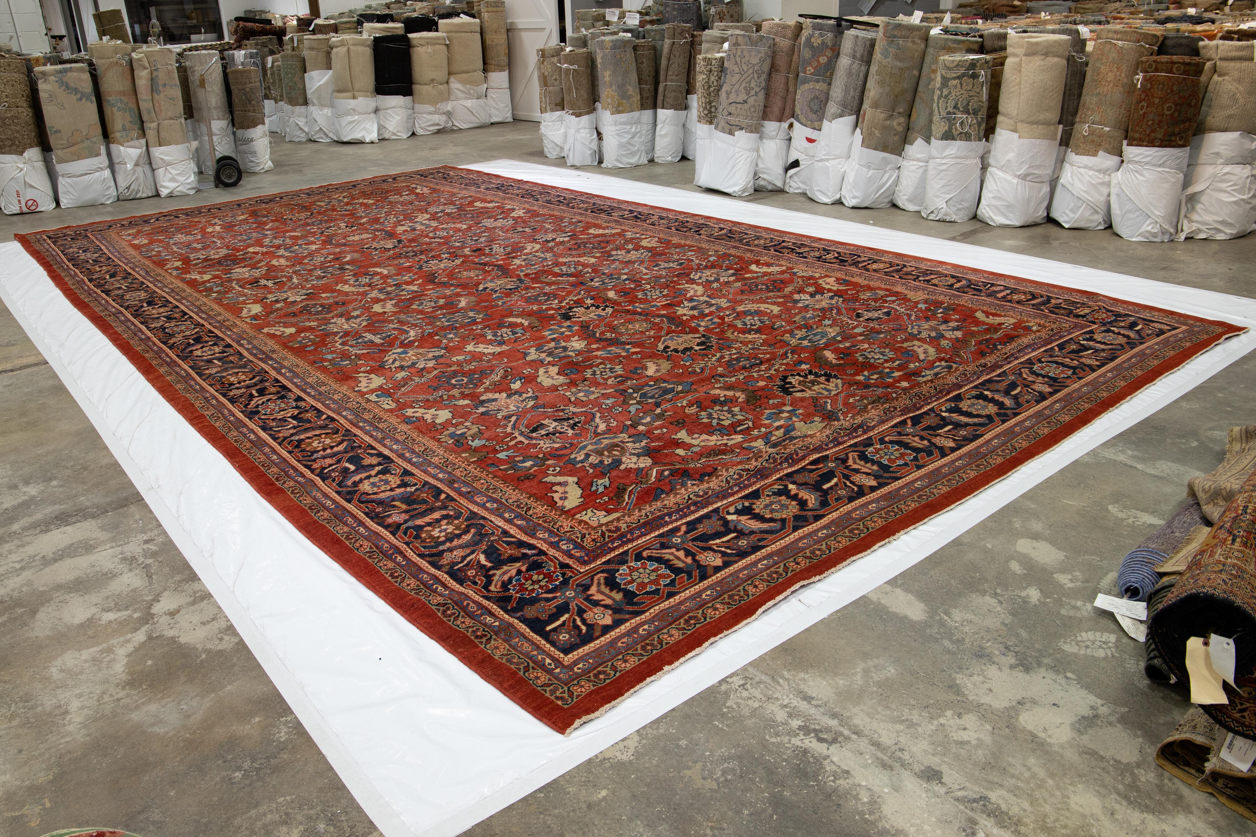 Roter antiker persischer Mahal handgefertigter geblümter Wollteppich in Übergröße im Angebot 3