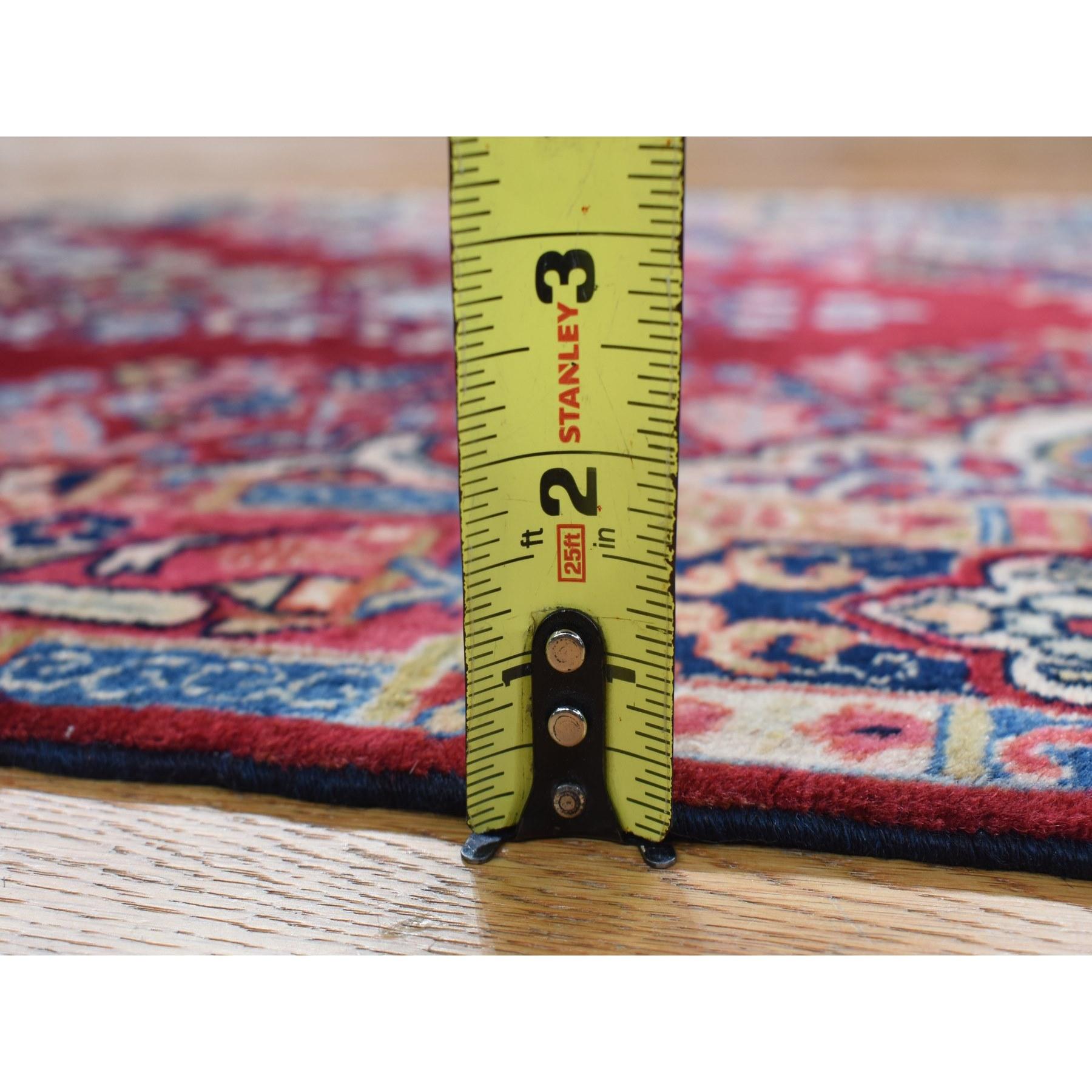 Roter antiker persischer Sarouk-Teppich in Rot, voller Flor, sauber und weich, handgeknüpft, 2'6
