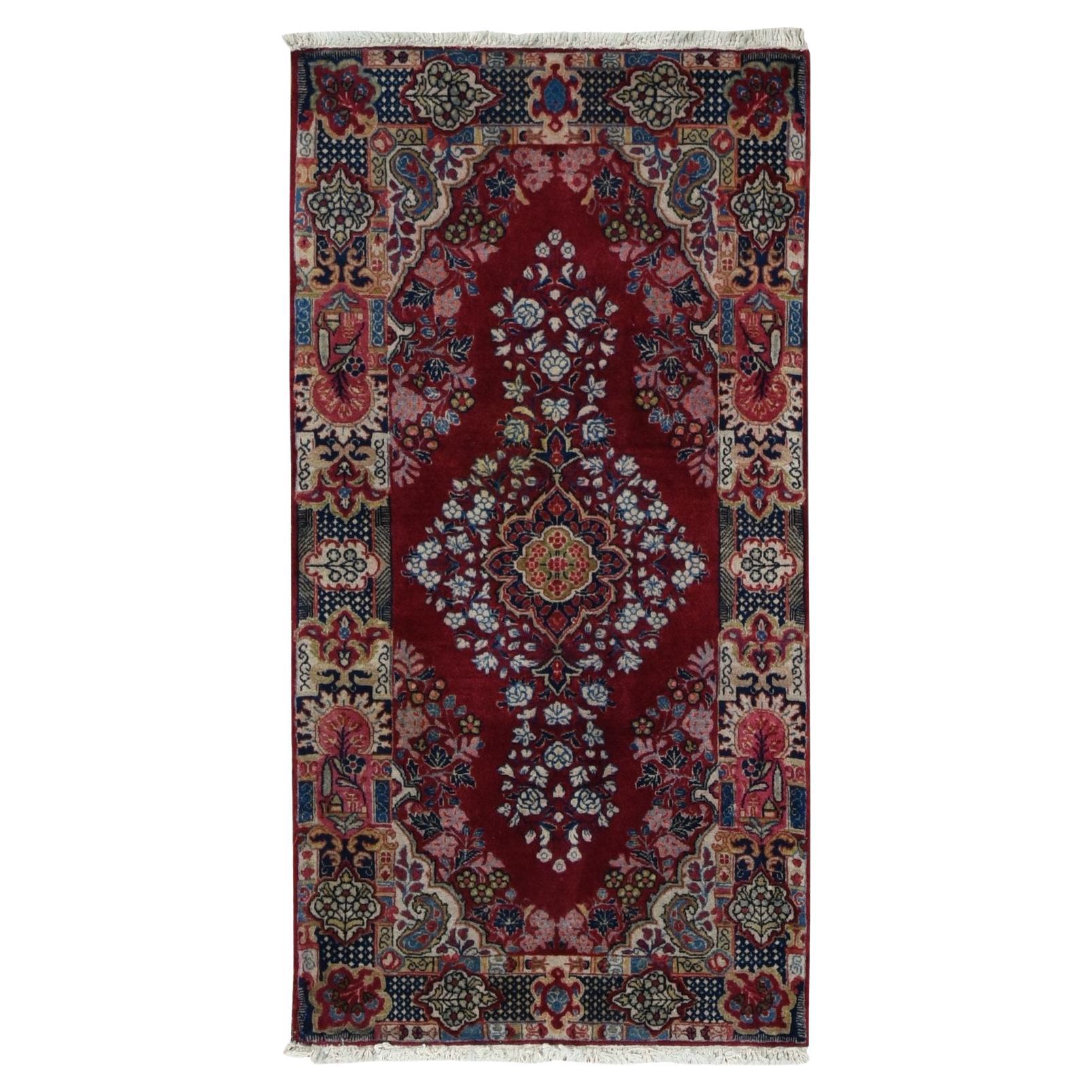 Roter antiker persischer Sarouk-Teppich in Rot, voller Flor, sauber und weich, handgeknüpft, 2'6"x4'10"
