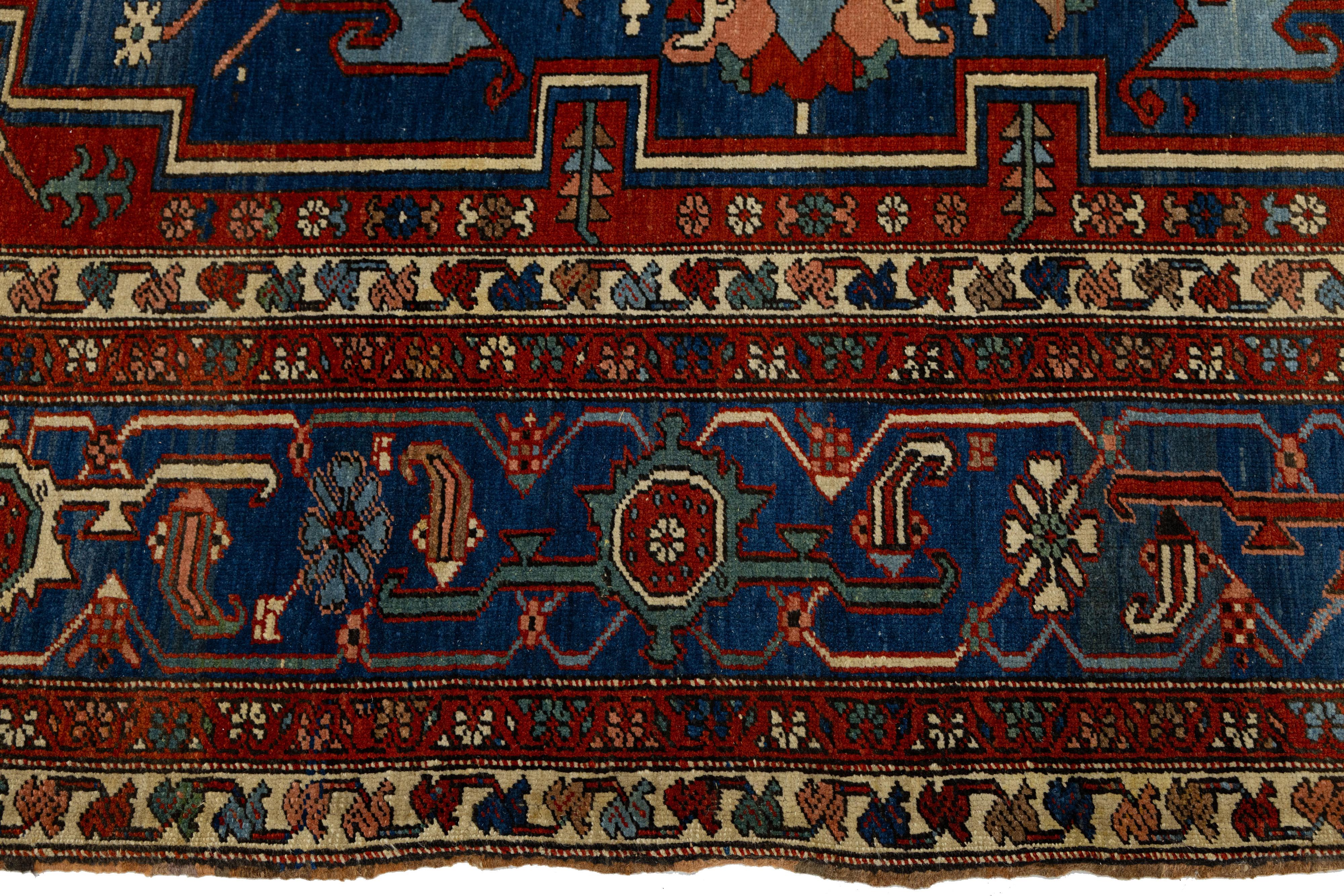Tapis persan ancien Serapi rouge en laine, fait main, à motifs de médaillons en vente 2