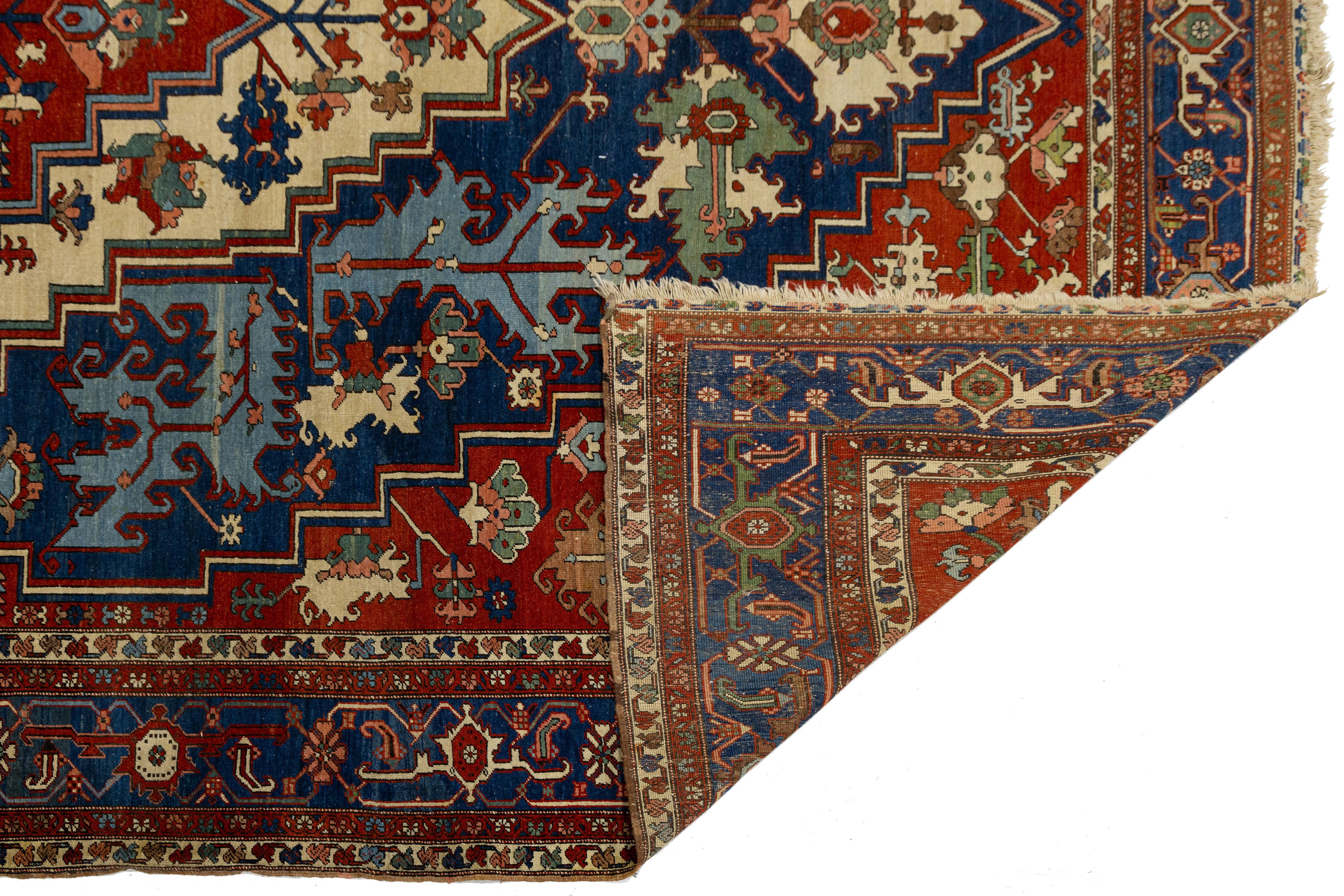Heriz Serapi Tapis persan ancien Serapi rouge en laine, fait main, à motifs de médaillons en vente