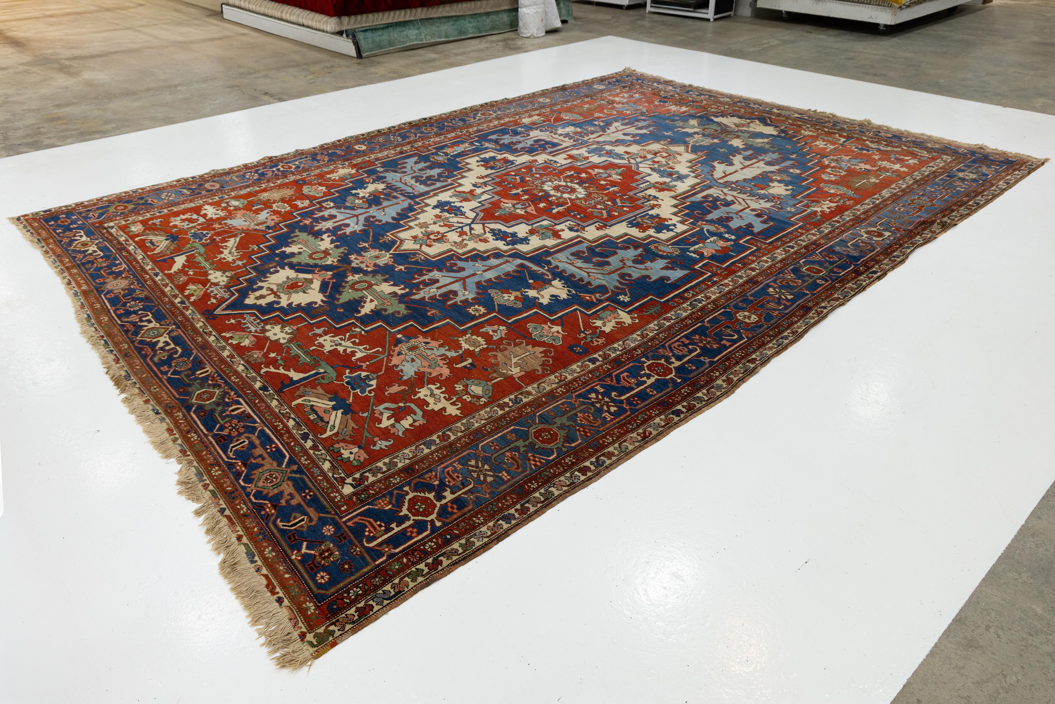 Perse Tapis persan ancien Serapi rouge en laine, fait main, à motifs de médaillons en vente