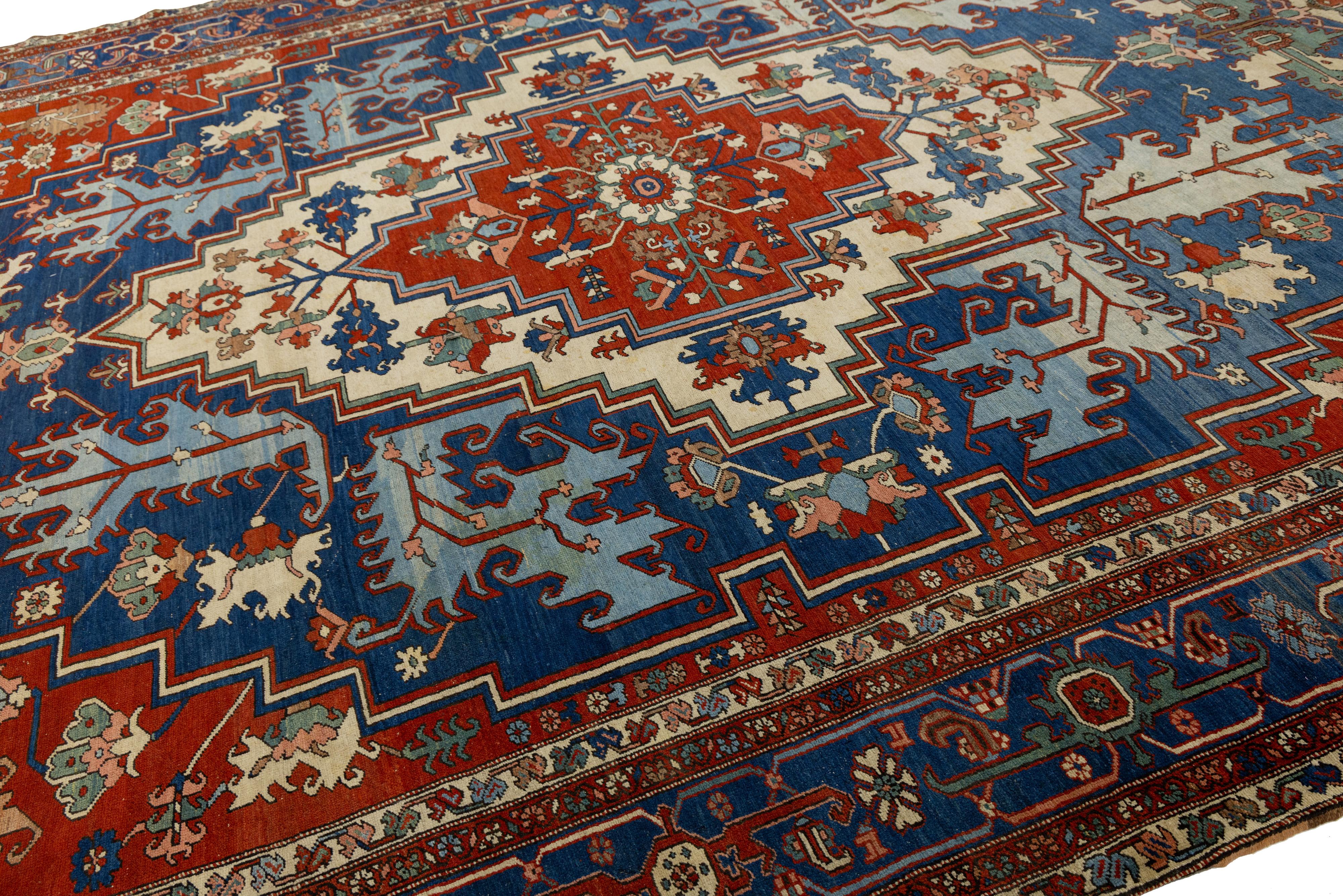 Noué à la main Tapis persan ancien Serapi rouge en laine, fait main, à motifs de médaillons en vente