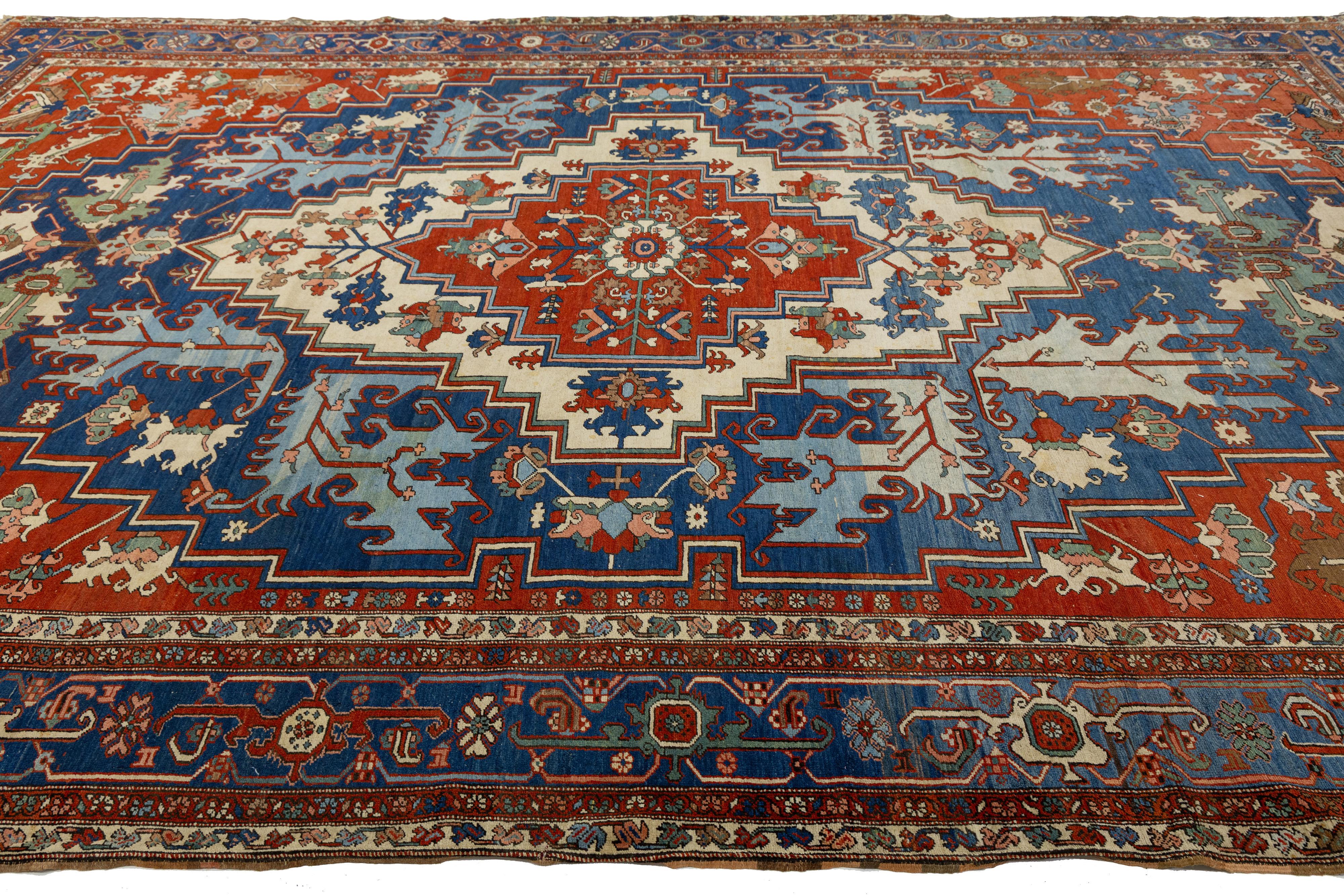 Tapis persan ancien Serapi rouge en laine, fait main, à motifs de médaillons Excellent état - En vente à Norwalk, CT