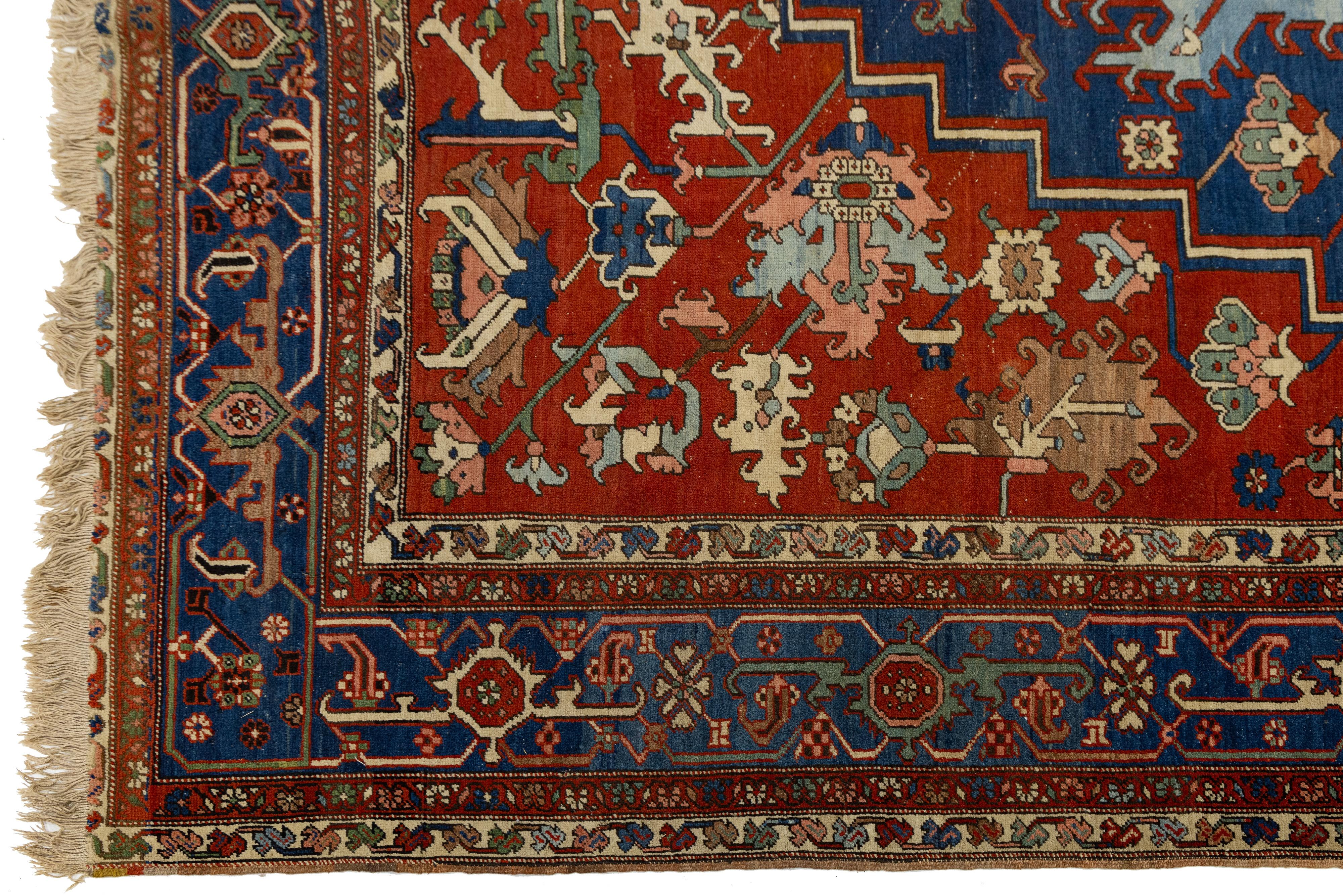 XIXe siècle Tapis persan ancien Serapi rouge en laine, fait main, à motifs de médaillons en vente