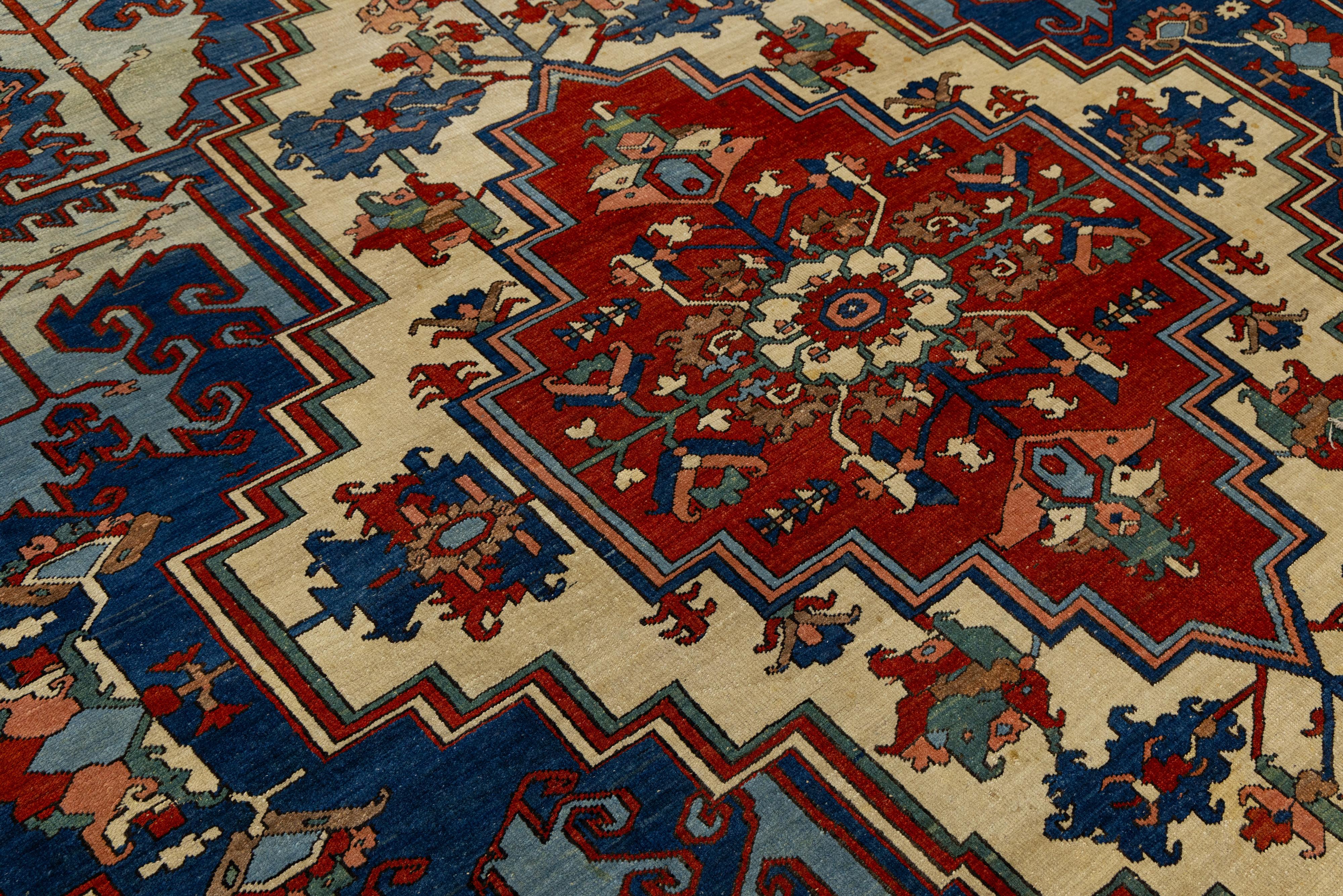 Tapis persan ancien Serapi rouge en laine, fait main, à motifs de médaillons en vente 1
