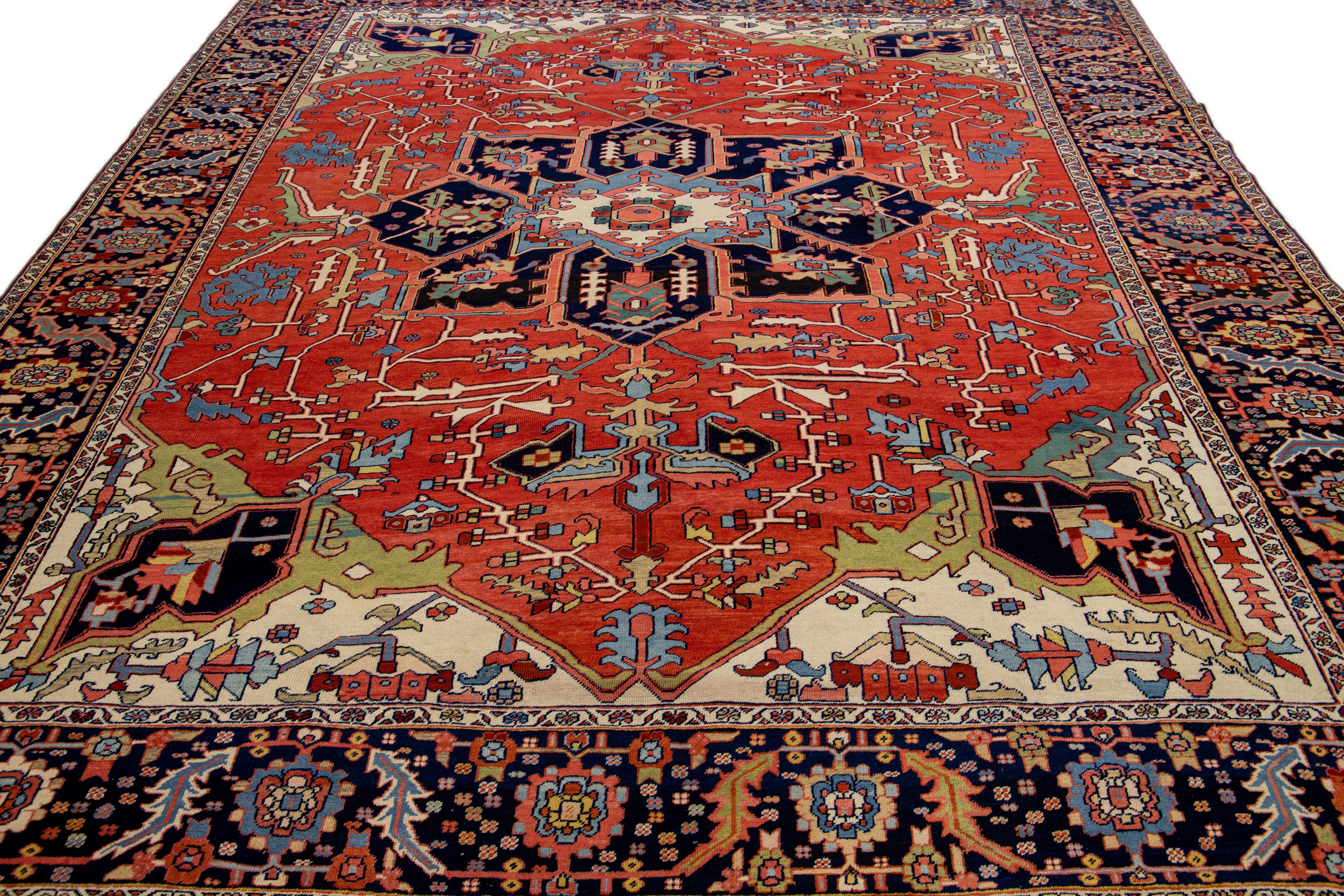 Heriz Serapi Tapis persan ancien Serapi rouge en laine fait à la main avec motif de médaillon multicolore en vente