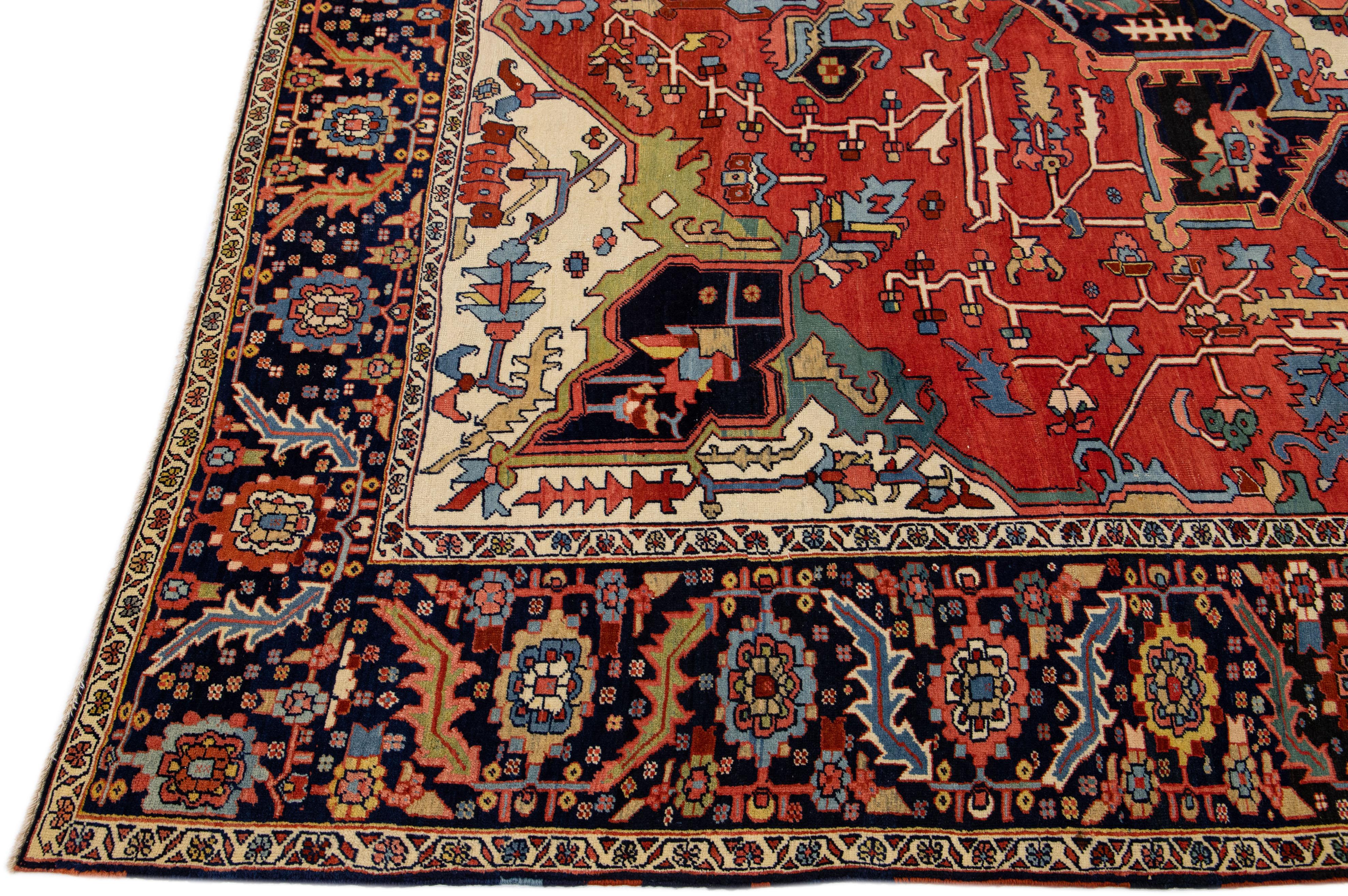 Perse Tapis persan ancien Serapi rouge en laine fait à la main avec motif de médaillon multicolore en vente