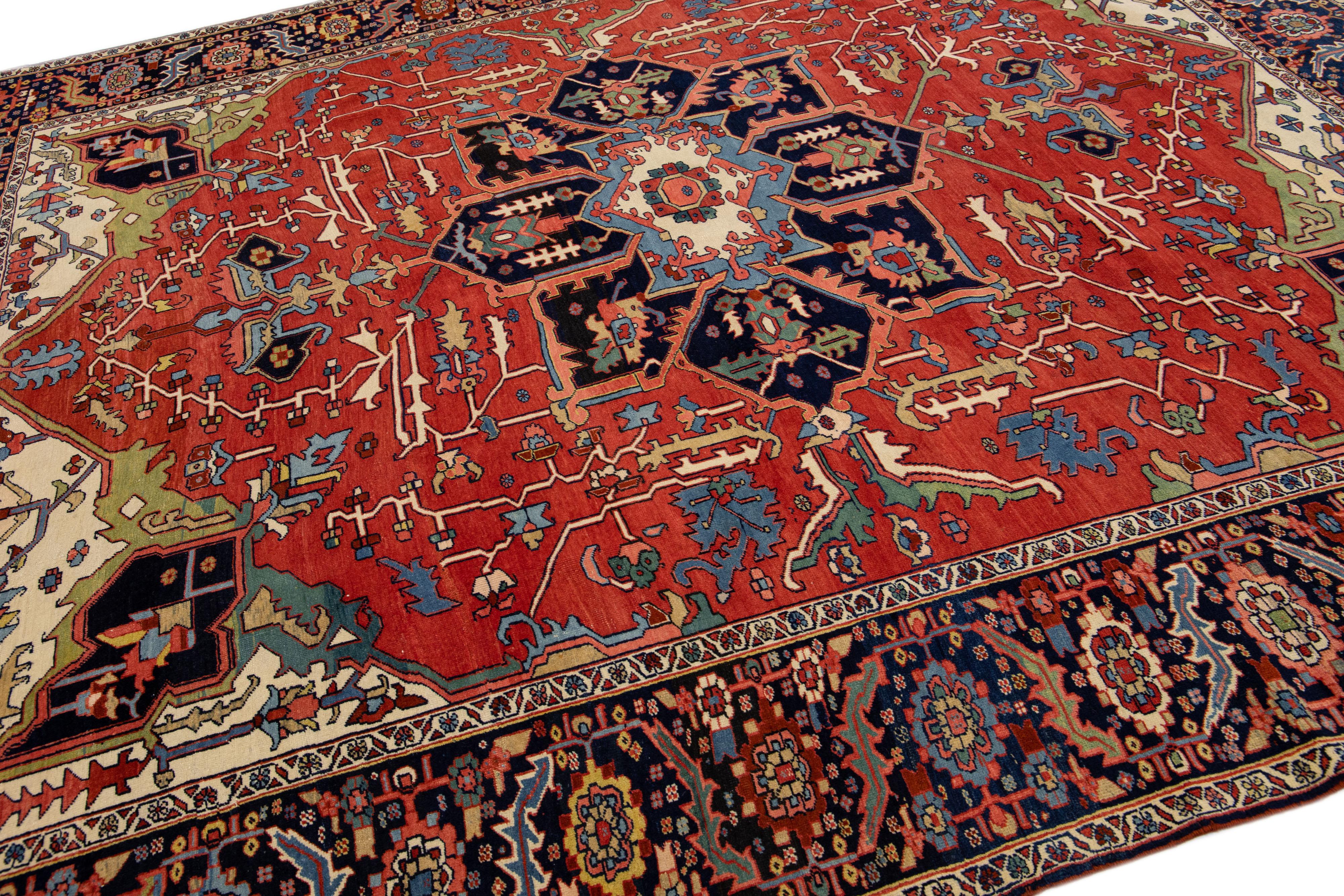 Tapis persan ancien Serapi rouge en laine fait à la main avec motif de médaillon multicolore Bon état - En vente à Norwalk, CT