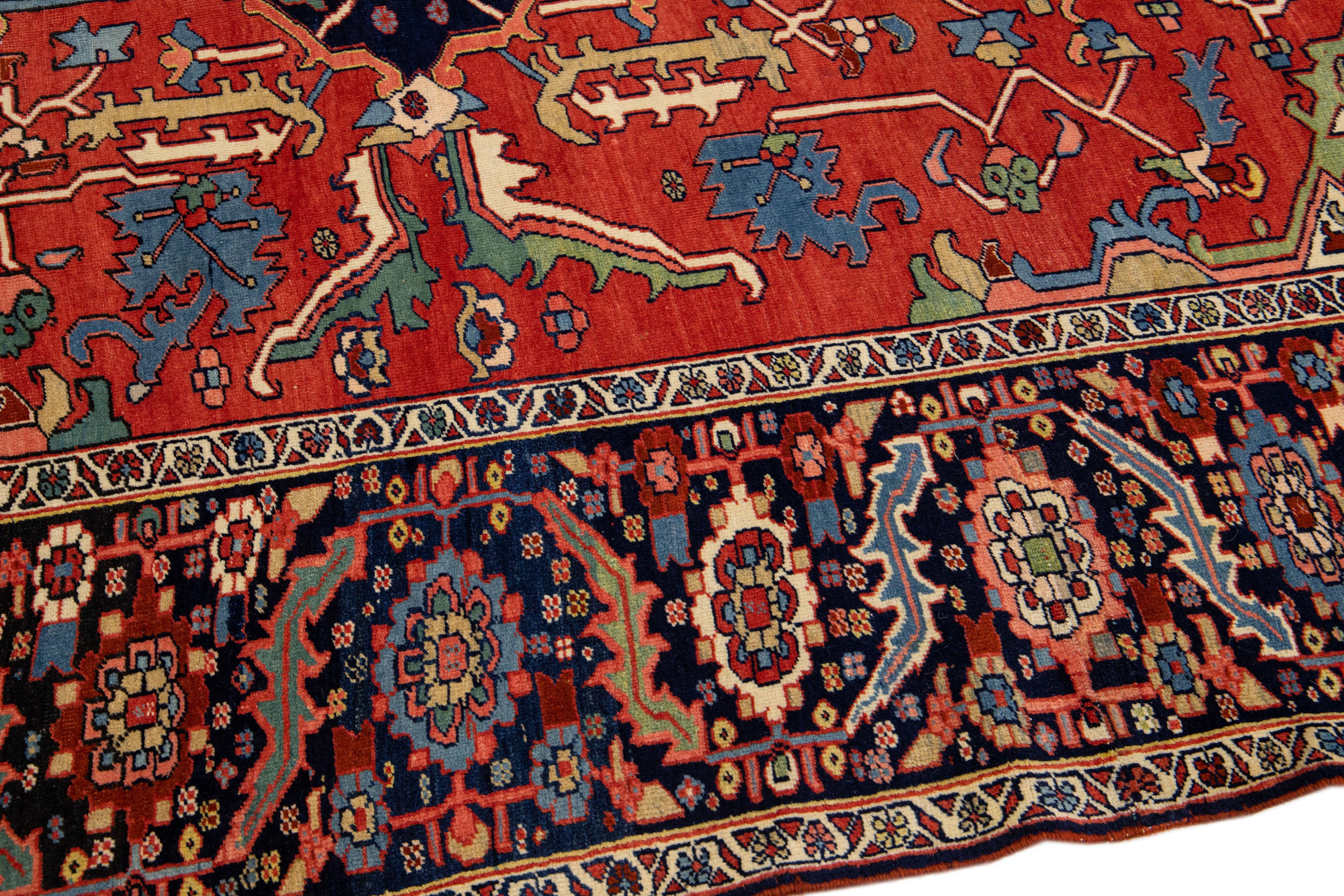 XIXe siècle Tapis persan ancien Serapi rouge en laine fait à la main avec motif de médaillon multicolore en vente