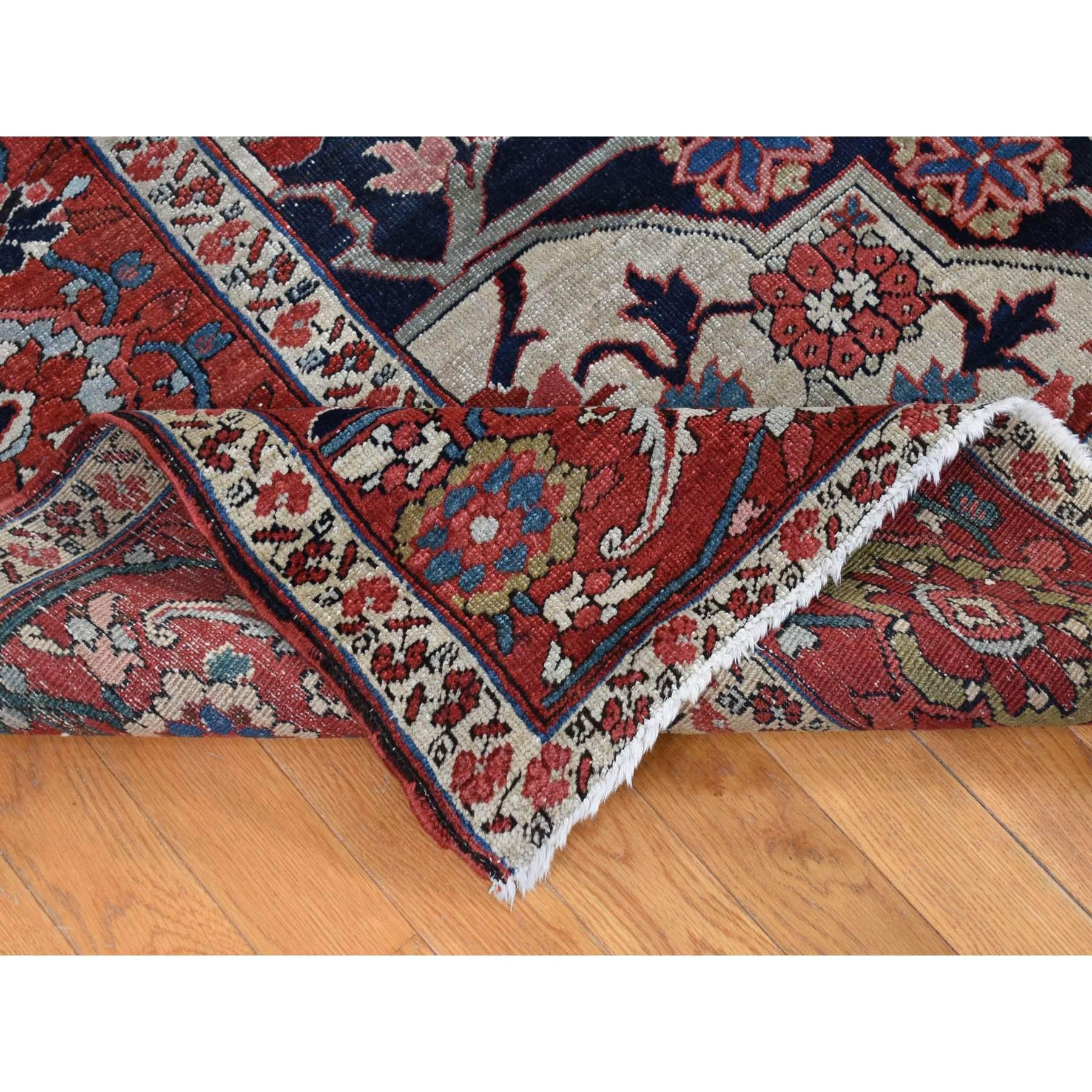 Early 20th Century Red Antique Persian Serapi Heriz Flower Design Pure Wool Clean Hand Knotted Rug