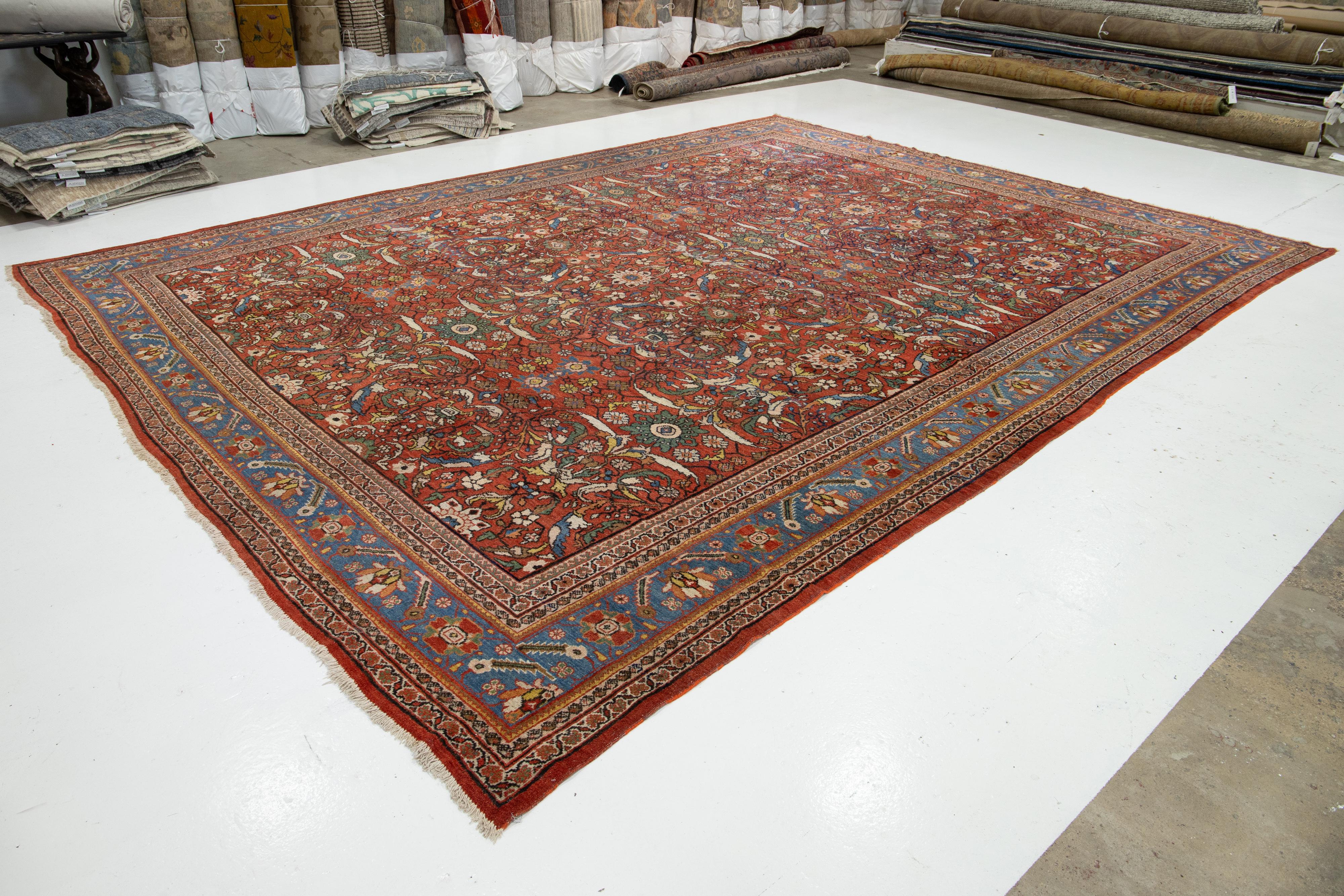 Perse Tapis persan ancien Sultanabad en laine rouge fait à la main avec motif sur toute la surface en vente