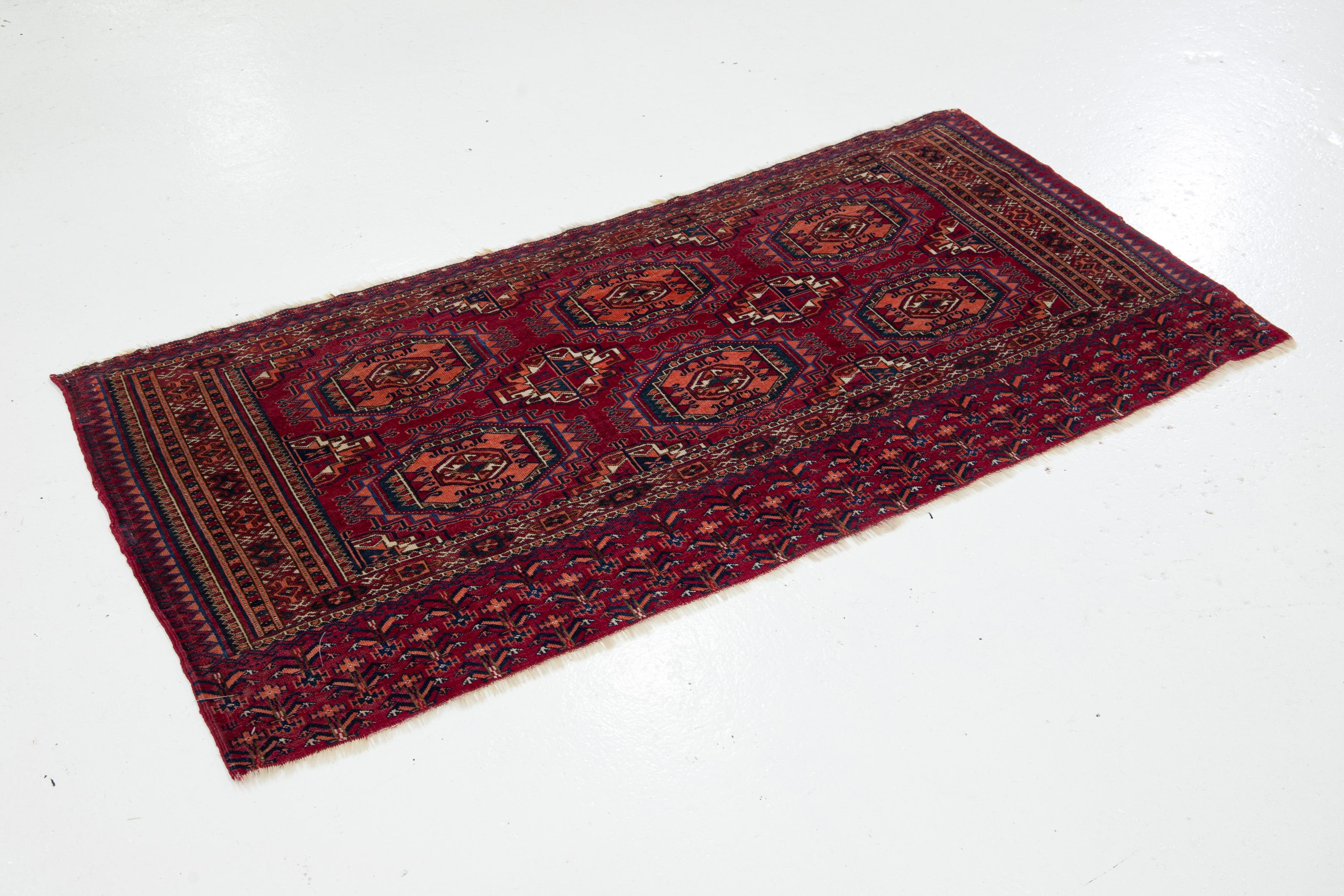 Islamique Tapis persan ancien en laine rouge à motif géométrique en vente