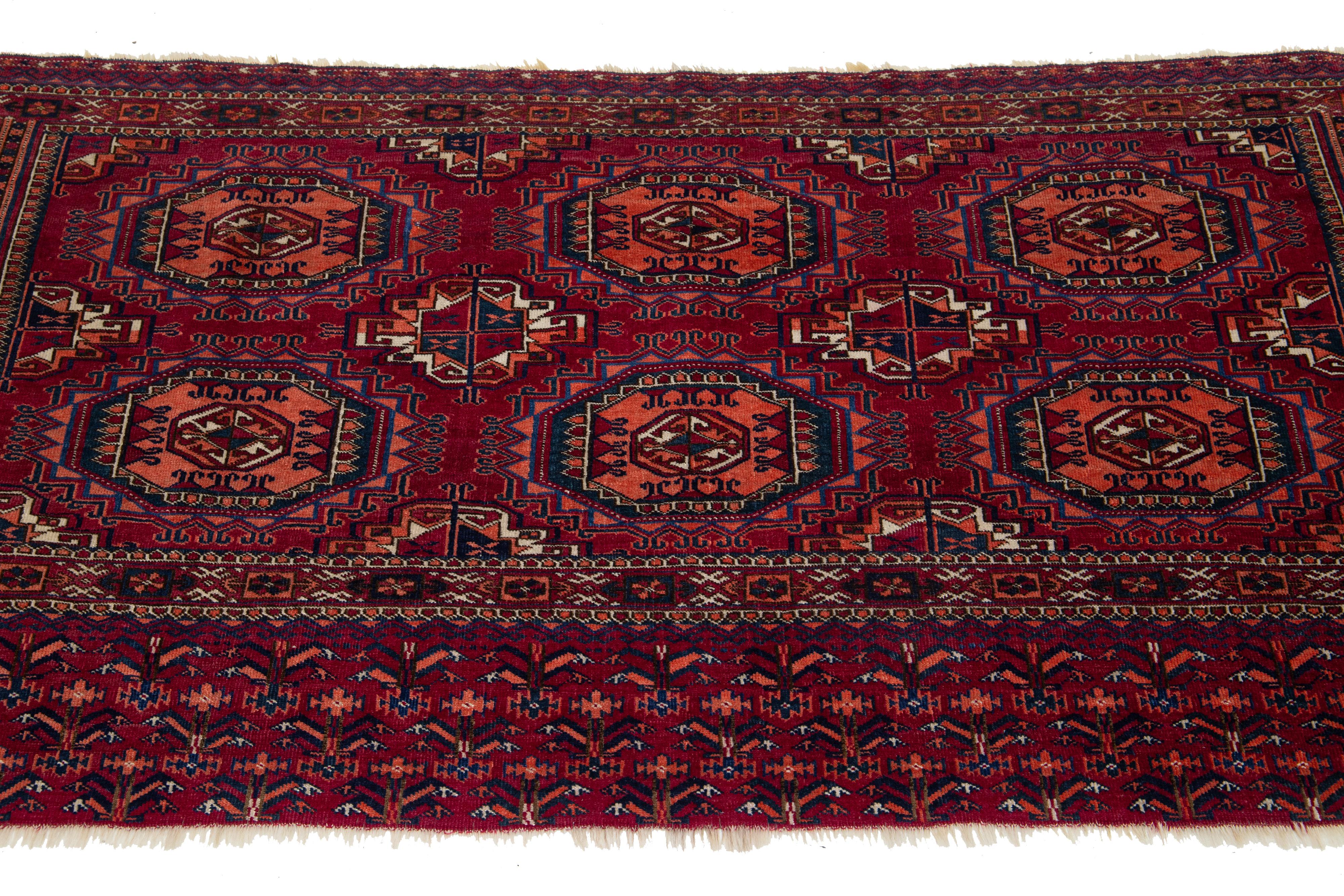 Noué à la main Tapis persan ancien en laine rouge à motif géométrique en vente