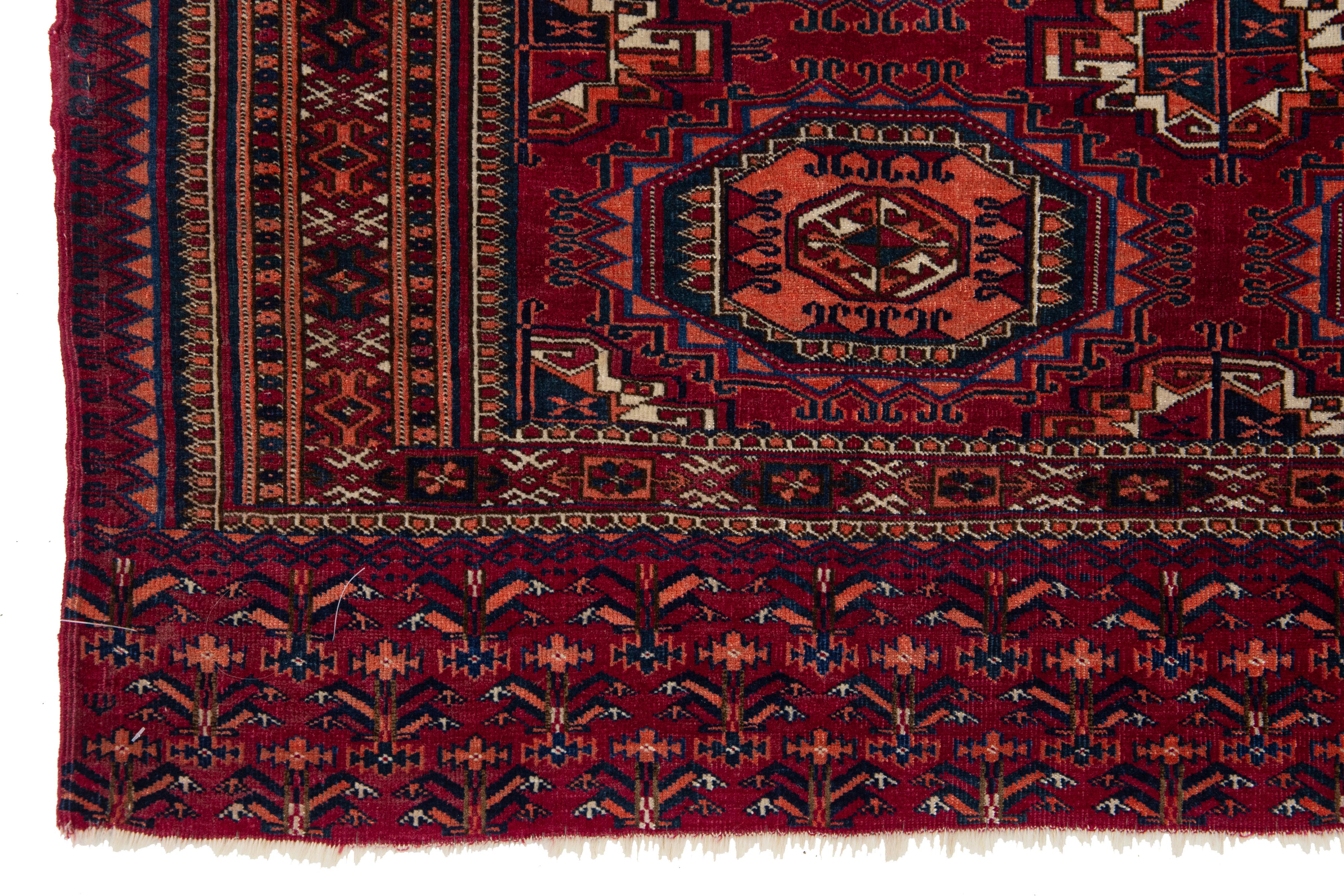 Tapis persan ancien en laine rouge à motif géométrique Bon état - En vente à Norwalk, CT