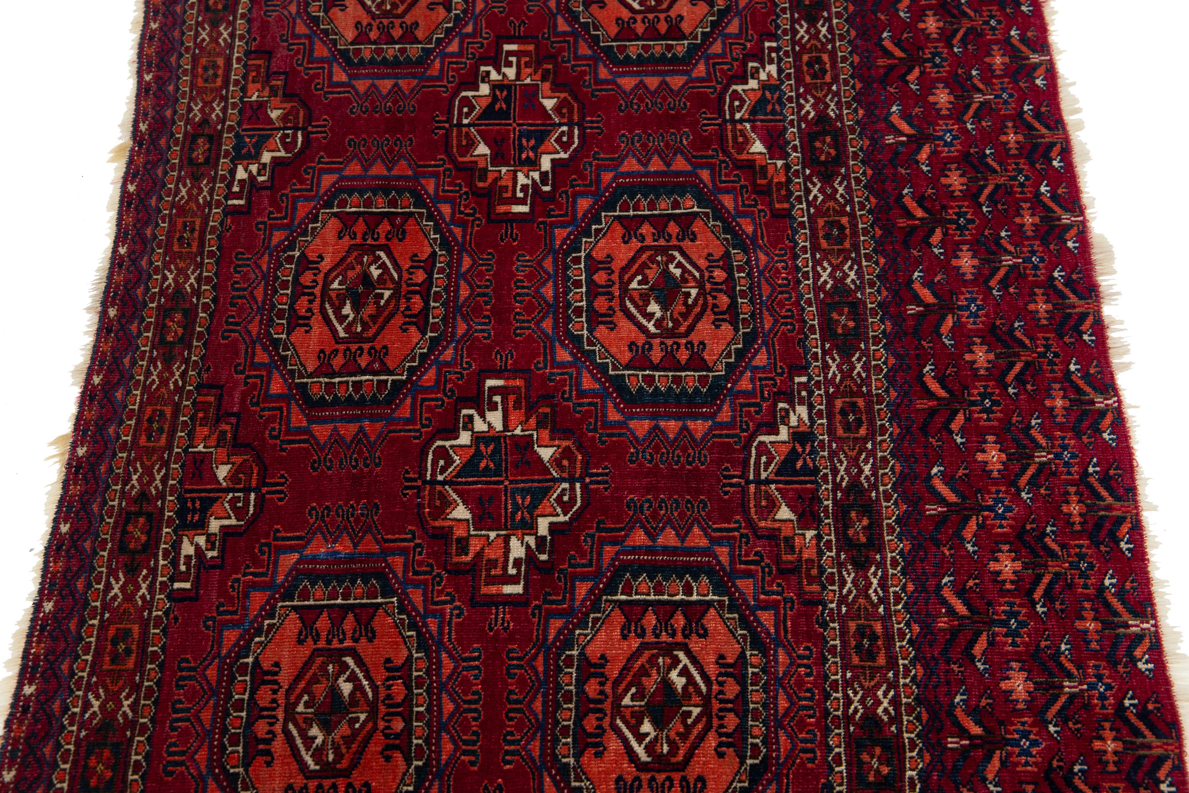 20ième siècle Tapis persan ancien en laine rouge à motif géométrique en vente