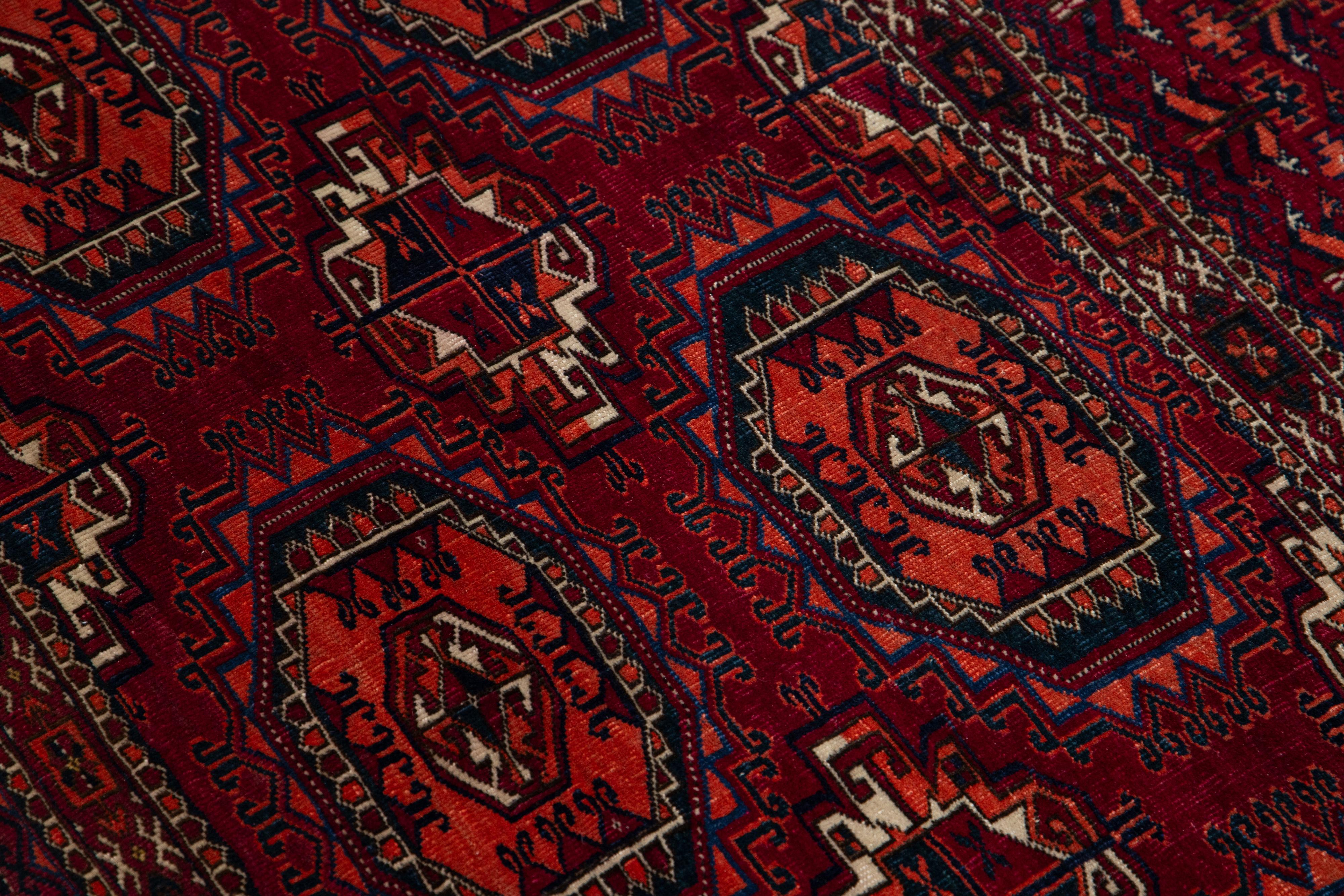 Laine Tapis persan ancien en laine rouge à motif géométrique en vente