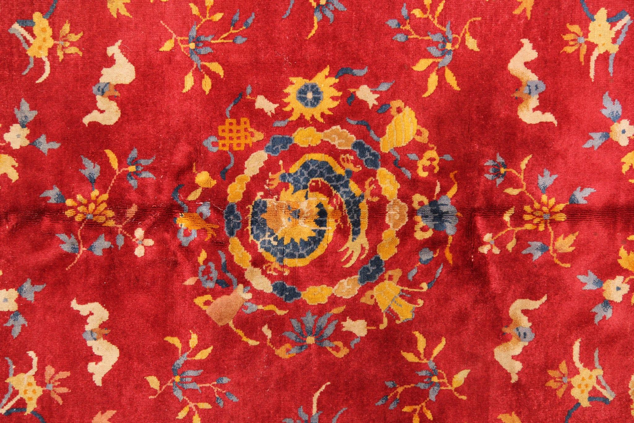 Dieser exquisite rote, antike Teppich ist ein faszinierendes Stück, das mit jedem komplizierten Knoten Geschichten aus der Vergangenheit erzählt. Dieses Meisterwerk wurde in den 1890er Jahren im Herzen Chinas handgefertigt und zeigt die zeitlose