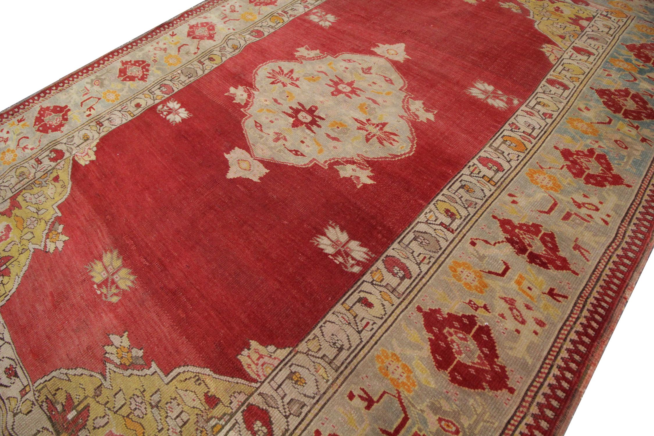 Dieser in der Türkei handgefertigte Borlou-Teppich zeichnet sich durch ein atemberaubendes Medaillonmuster aus, das auf einem sattroten Hintergrund gewebt ist. Das schlichte zentrale Design wird von einer sehr detaillierten Rapportbordüre